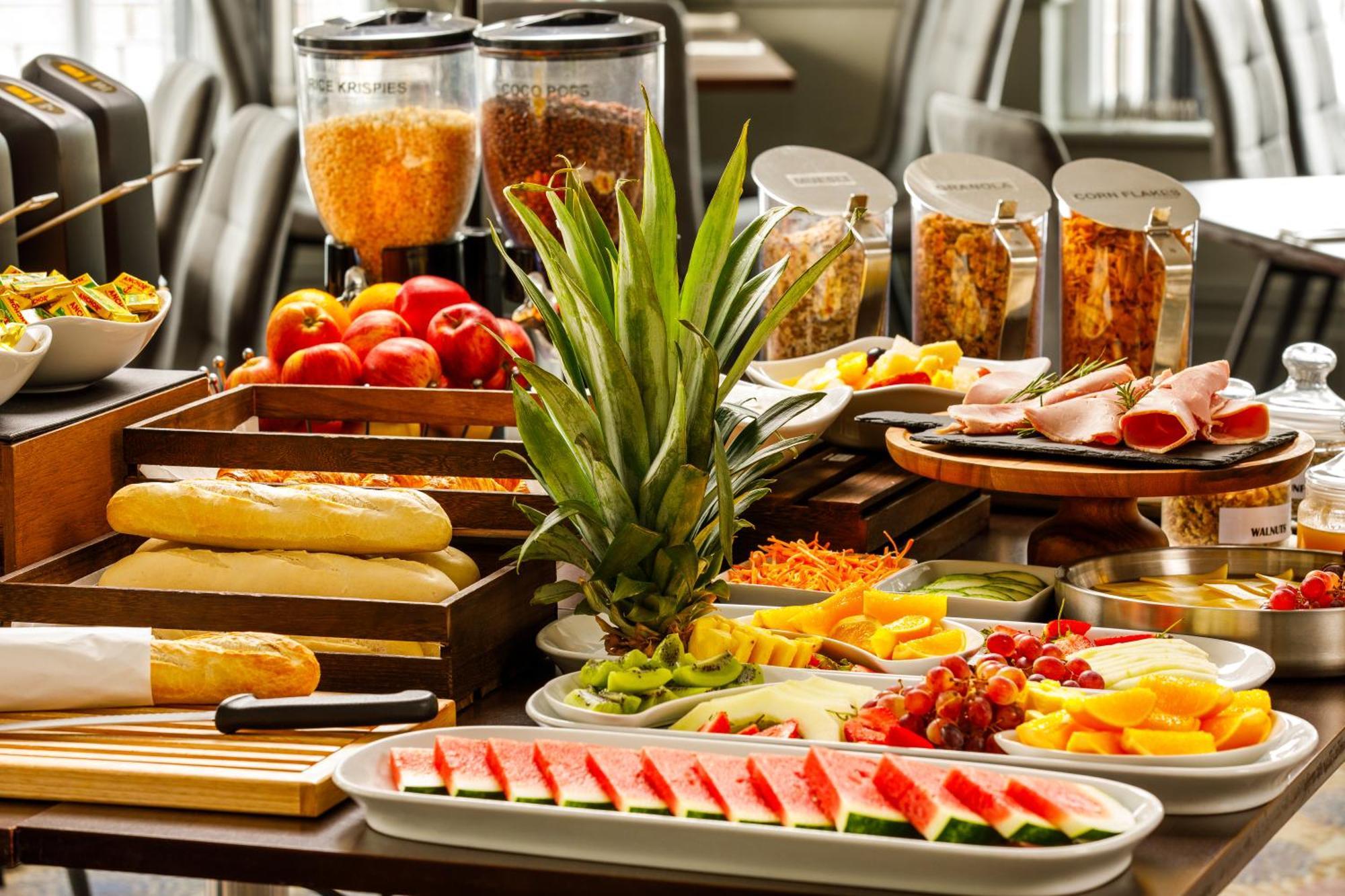 Sunday London Staines-Upon-Thames Heathrow T5 Hotel Bagian luar foto