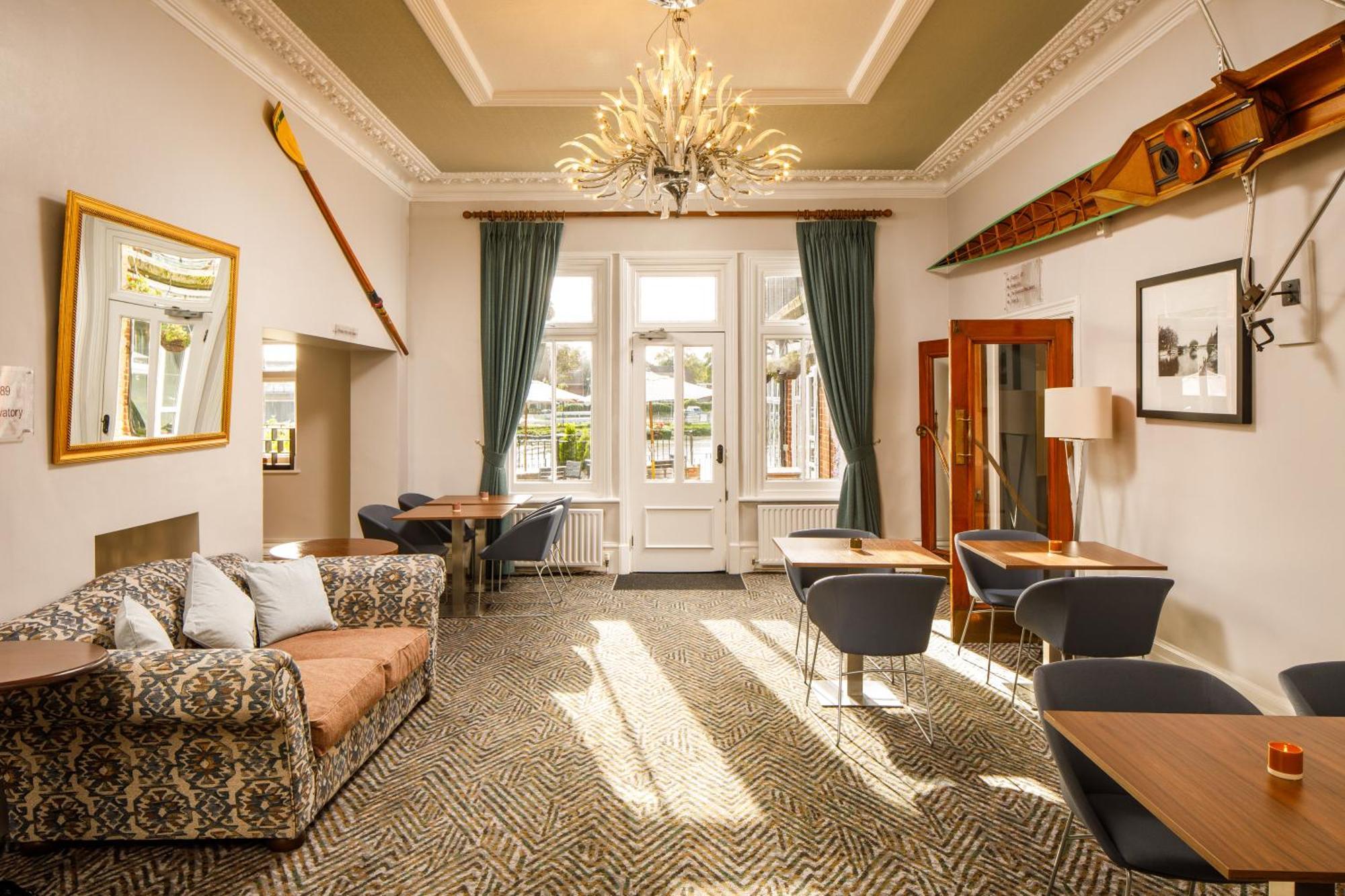 Sunday London Staines-Upon-Thames Heathrow T5 Hotel Bagian luar foto