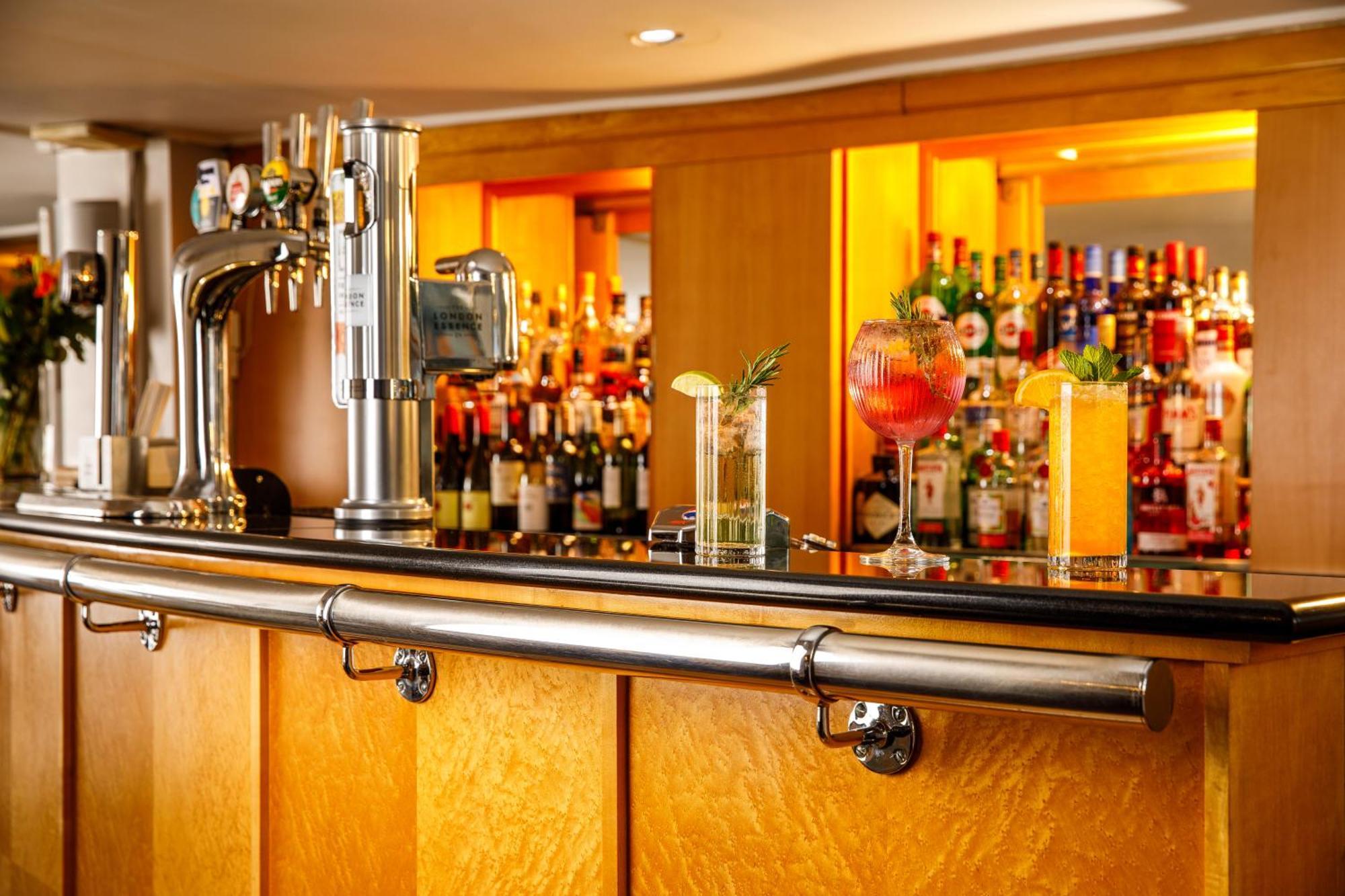Sunday London Staines-Upon-Thames Heathrow T5 Hotel Bagian luar foto