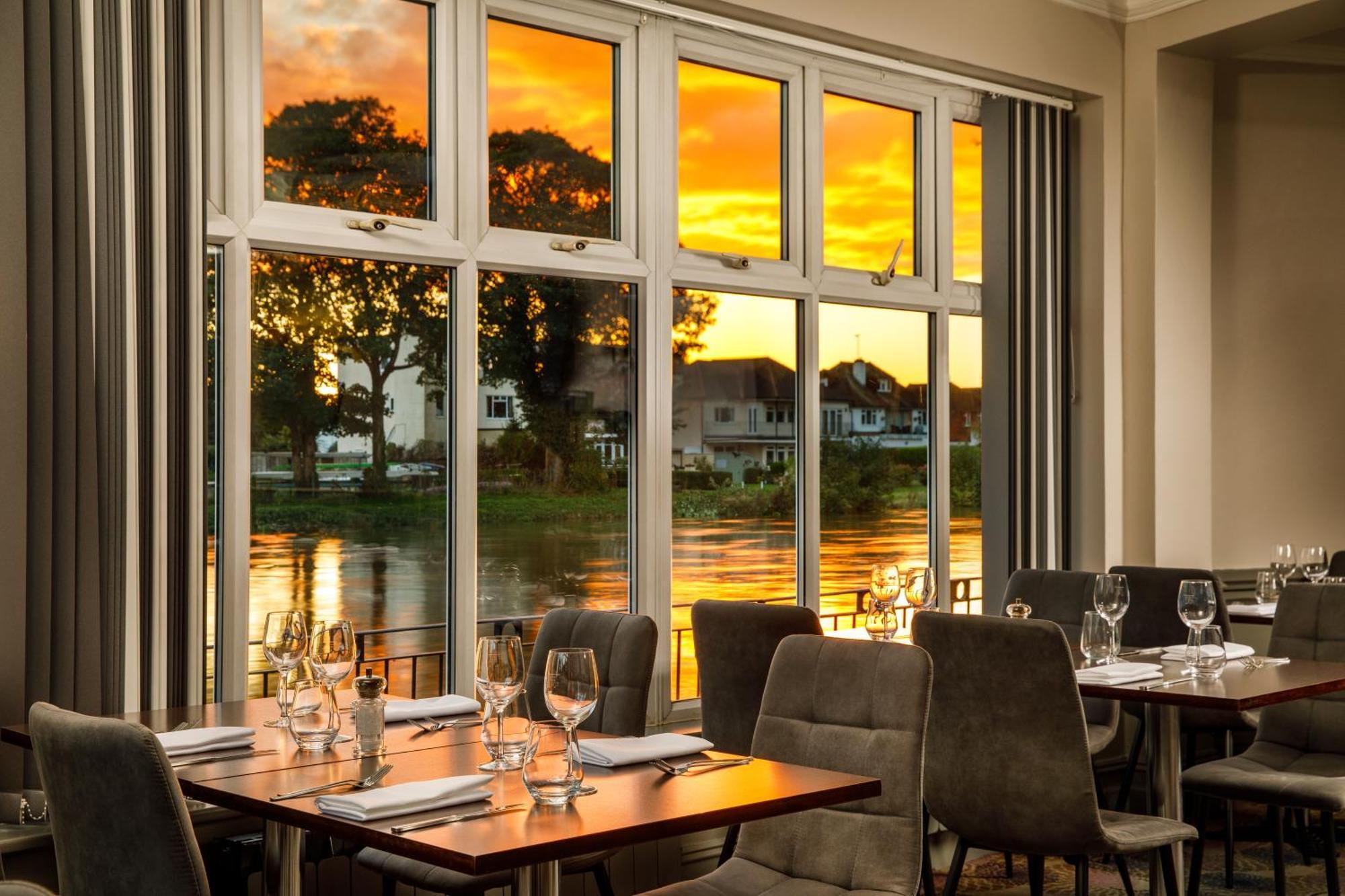 Sunday London Staines-Upon-Thames Heathrow T5 Hotel Bagian luar foto