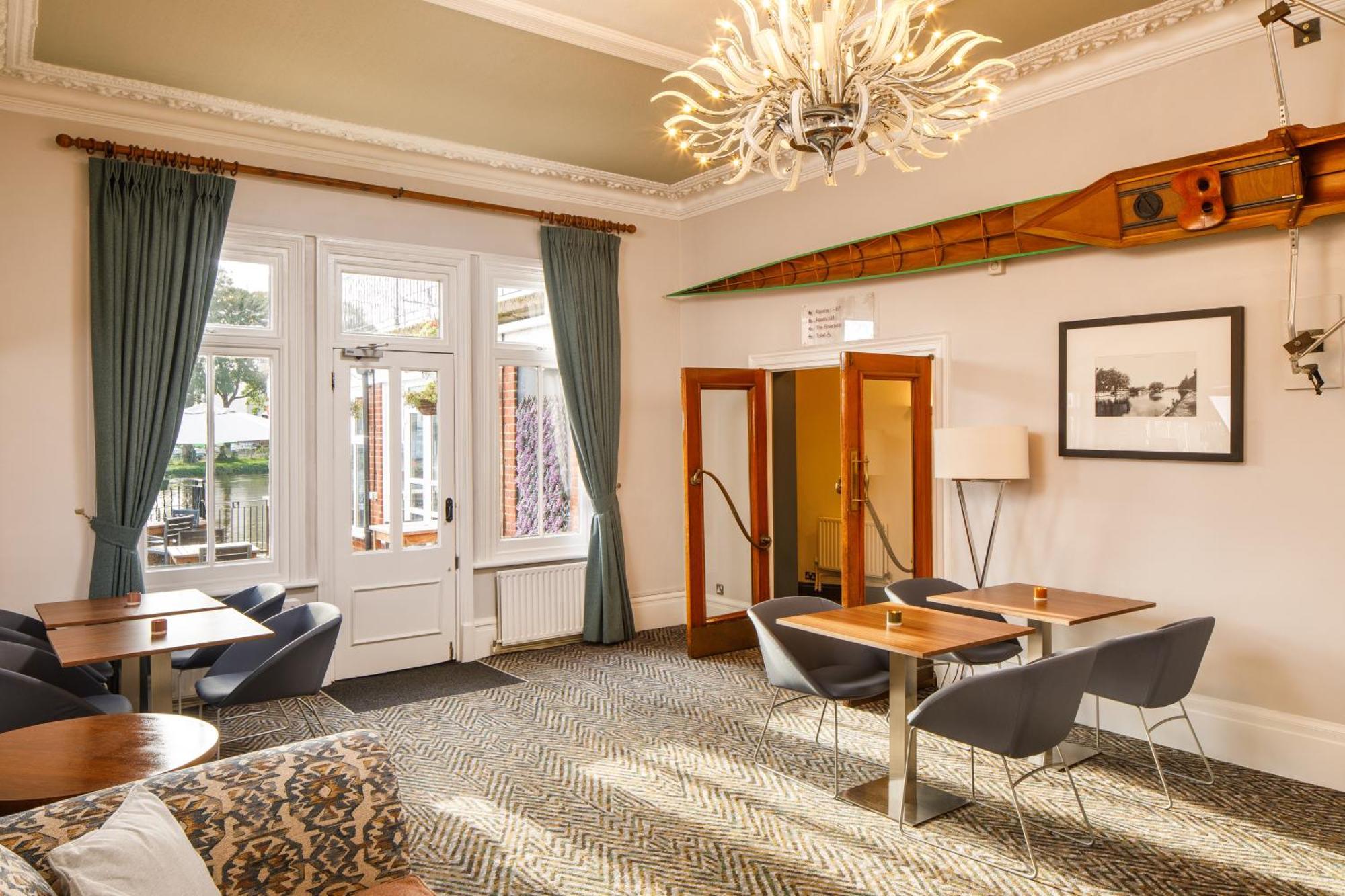 Sunday London Staines-Upon-Thames Heathrow T5 Hotel Bagian luar foto