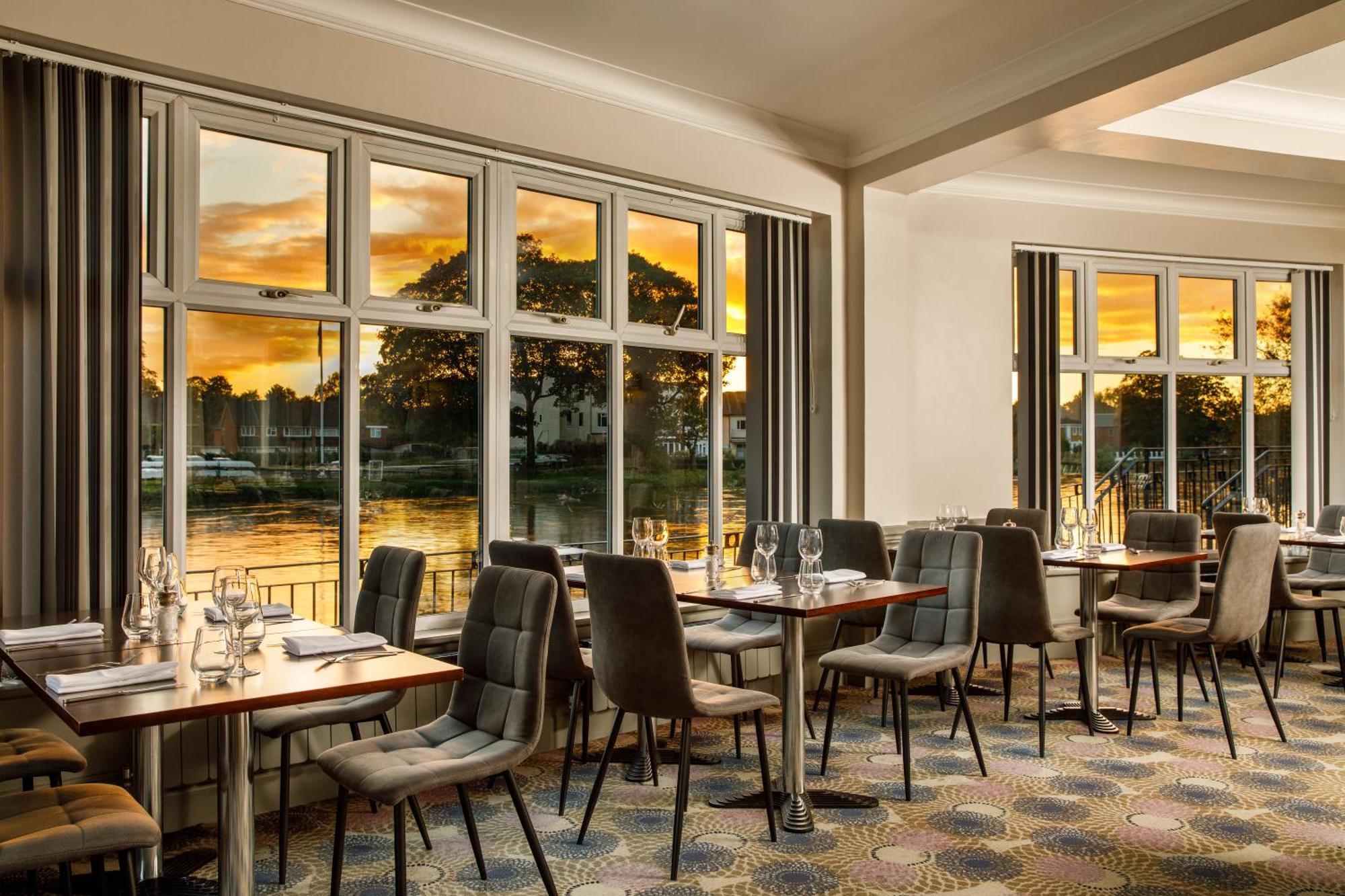 Sunday London Staines-Upon-Thames Heathrow T5 Hotel Bagian luar foto