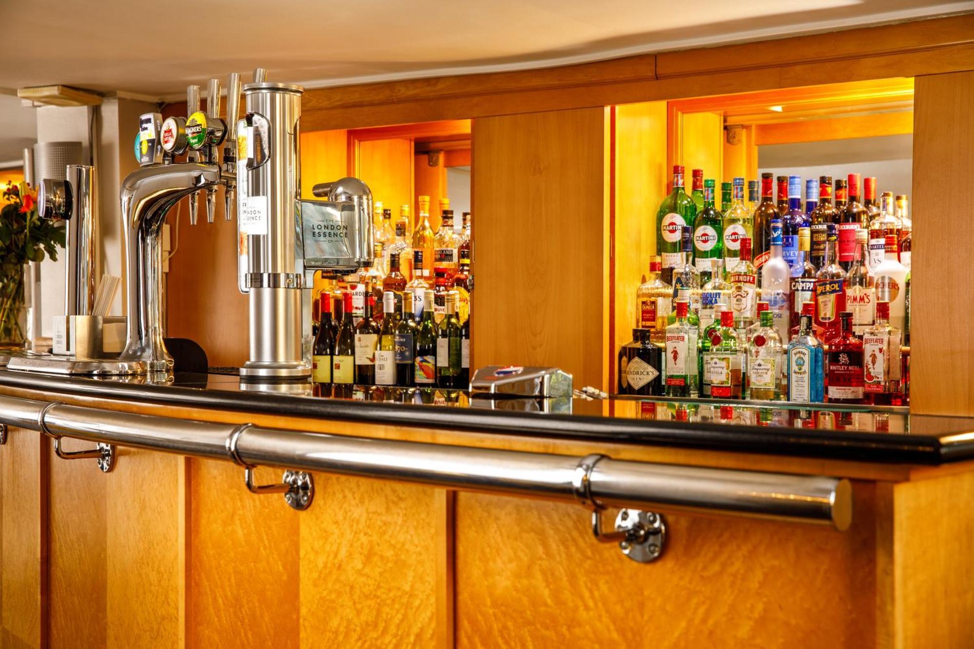 Sunday London Staines-Upon-Thames Heathrow T5 Hotel Bagian luar foto