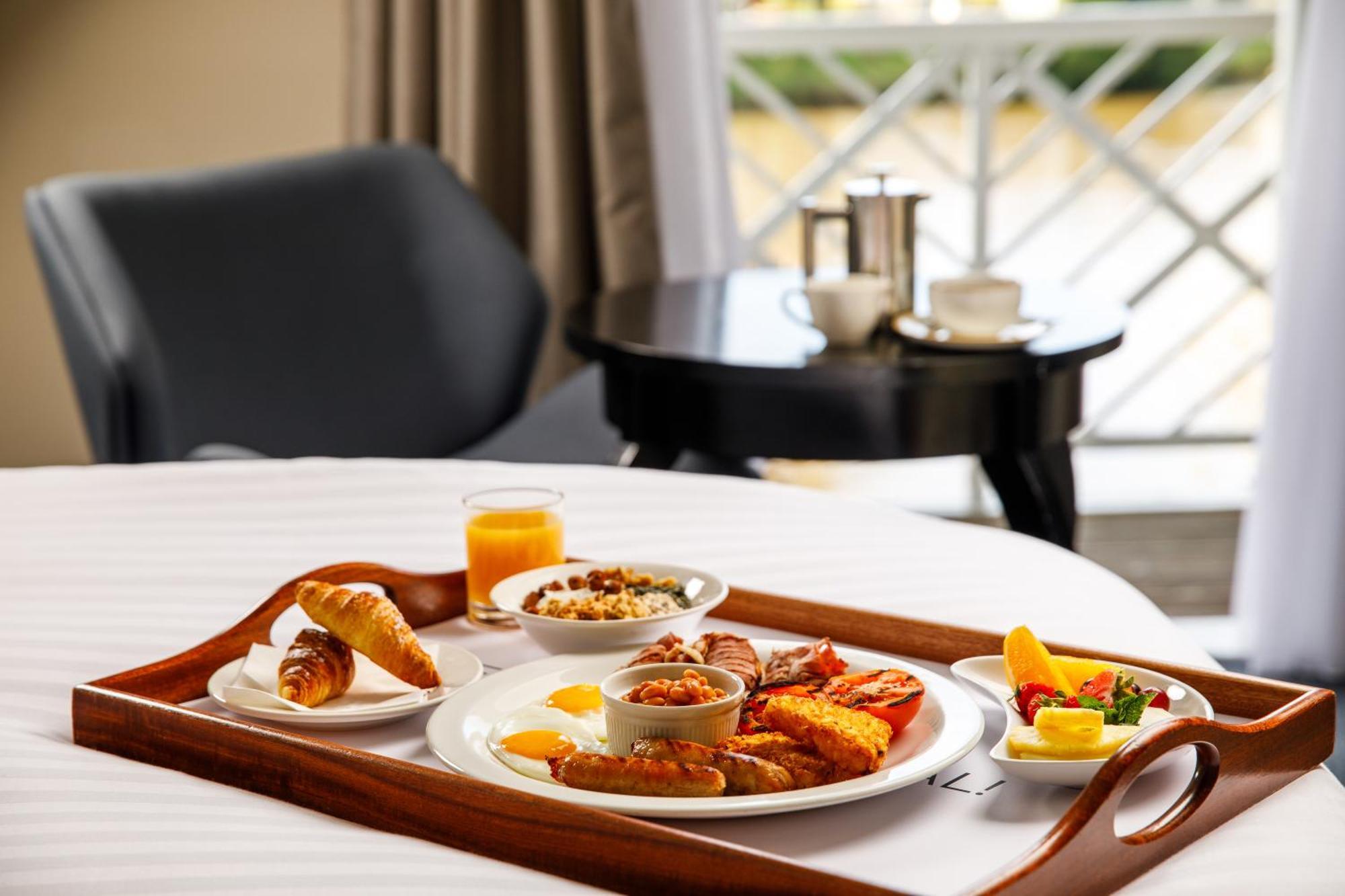 Sunday London Staines-Upon-Thames Heathrow T5 Hotel Bagian luar foto