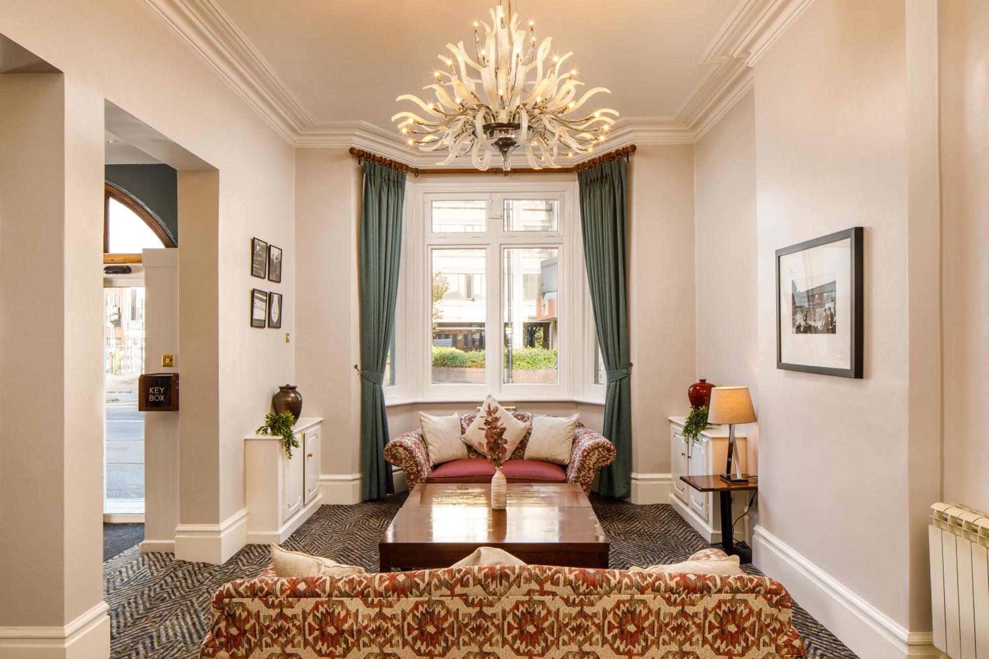 Sunday London Staines-Upon-Thames Heathrow T5 Hotel Bagian luar foto