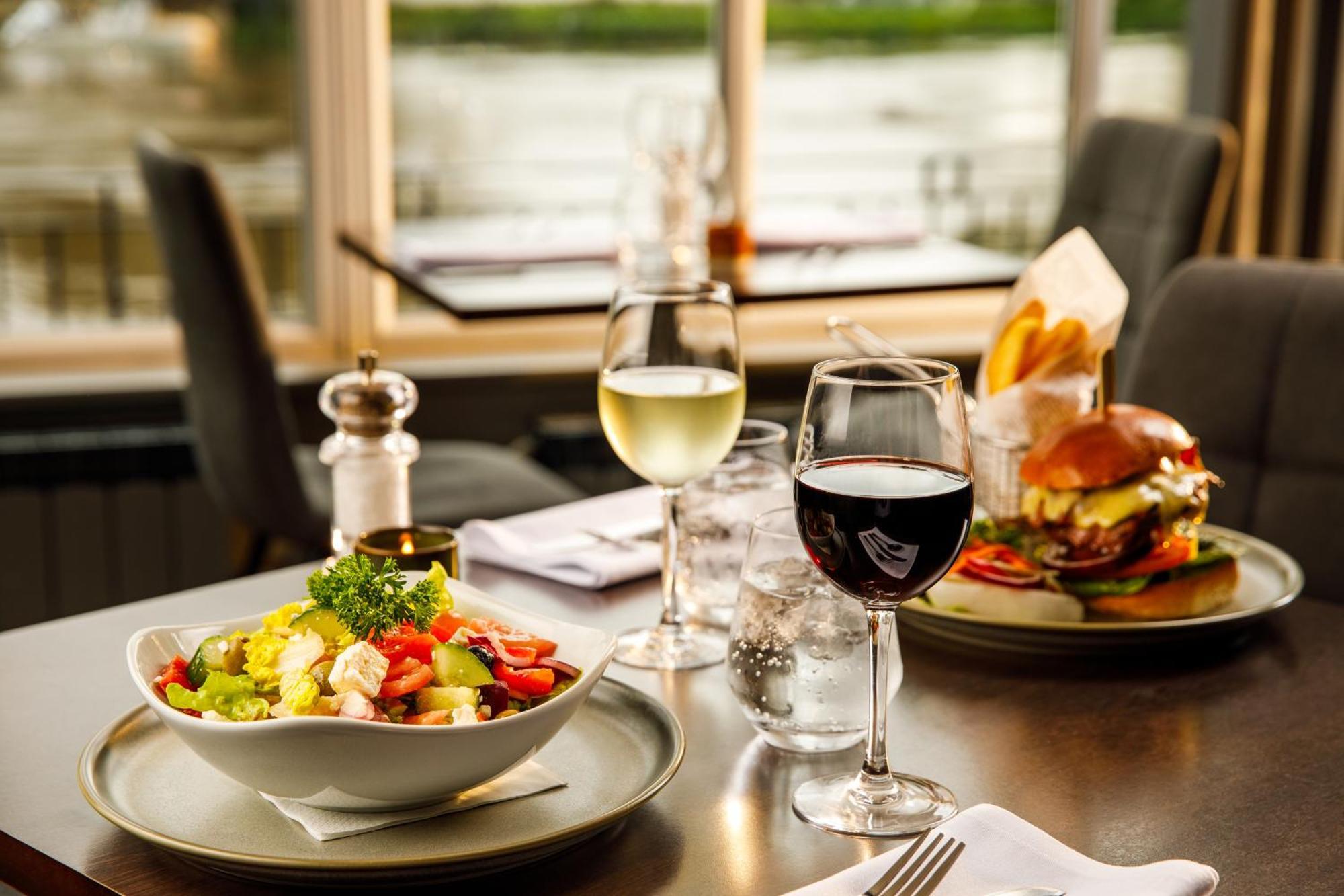 Sunday London Staines-Upon-Thames Heathrow T5 Hotel Bagian luar foto