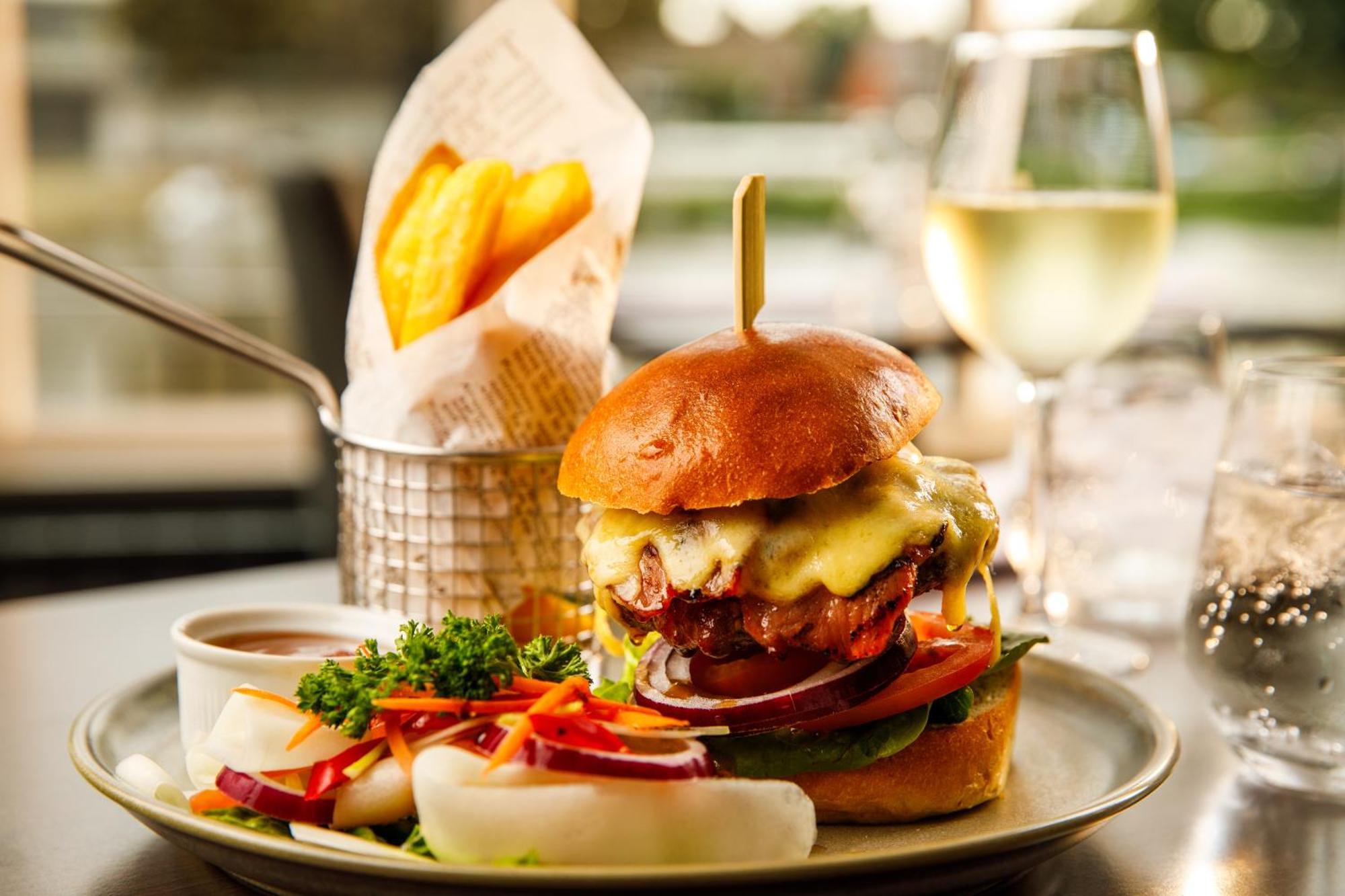 Sunday London Staines-Upon-Thames Heathrow T5 Hotel Bagian luar foto