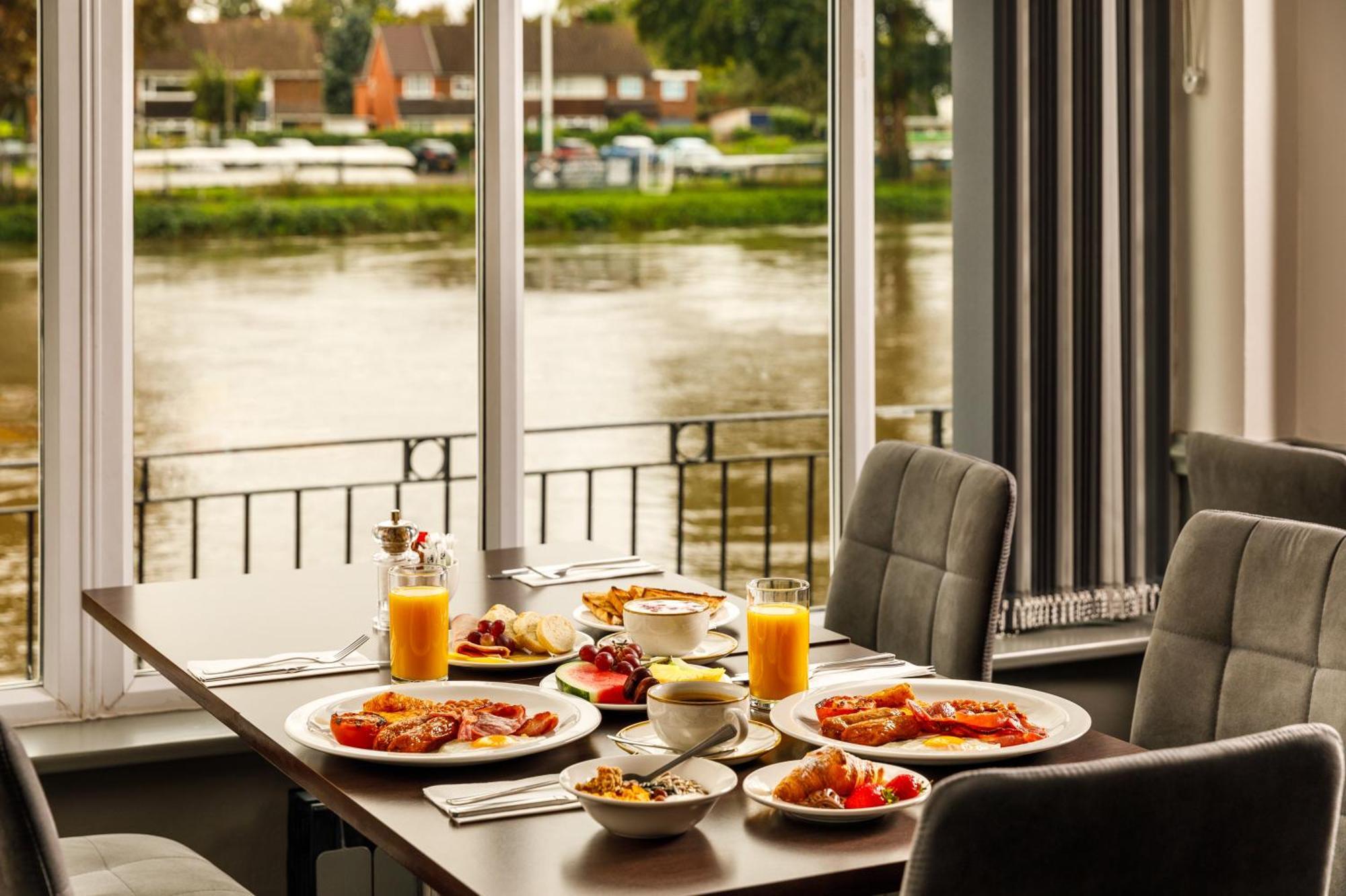 Sunday London Staines-Upon-Thames Heathrow T5 Hotel Bagian luar foto