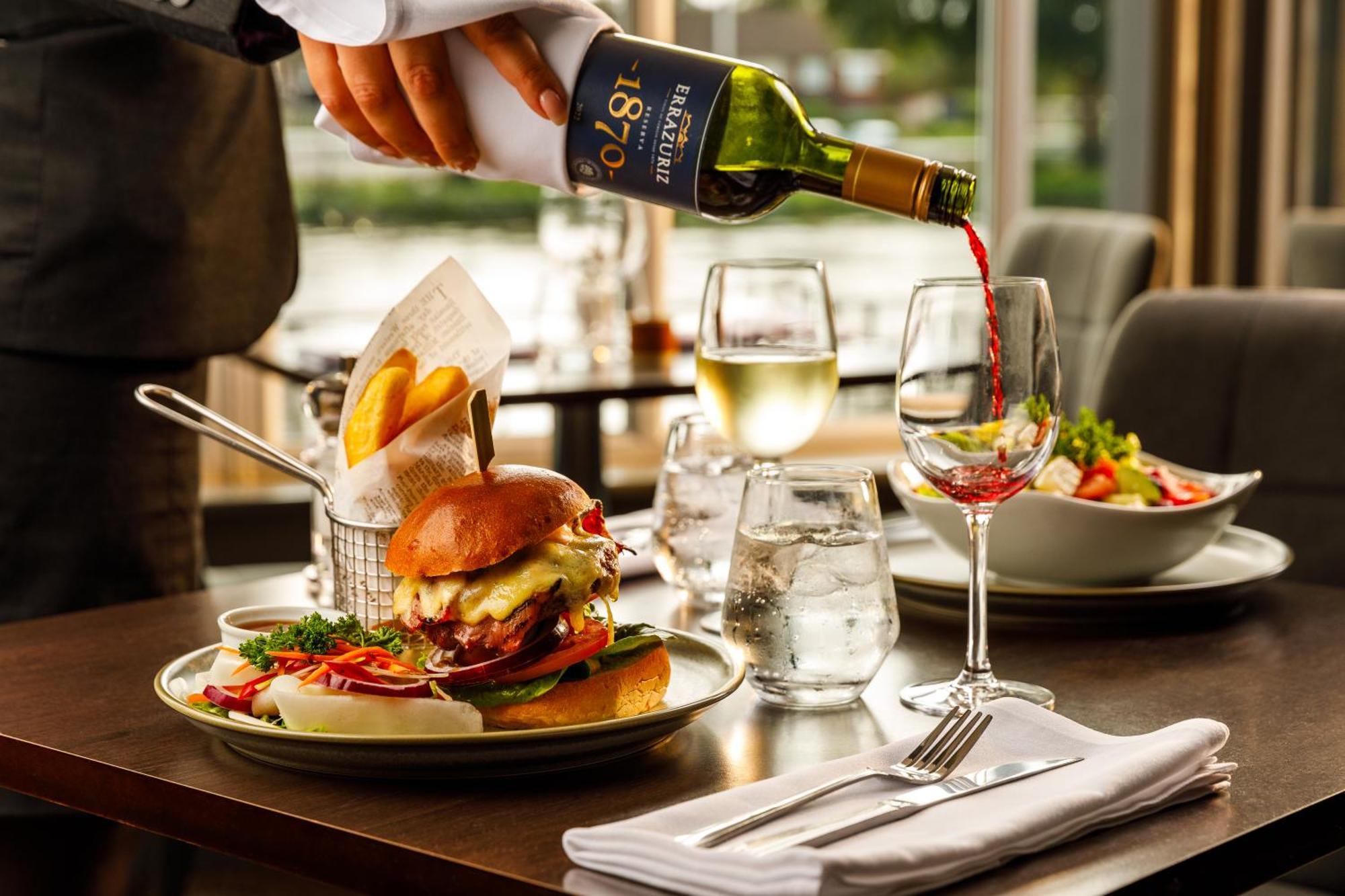 Sunday London Staines-Upon-Thames Heathrow T5 Hotel Bagian luar foto