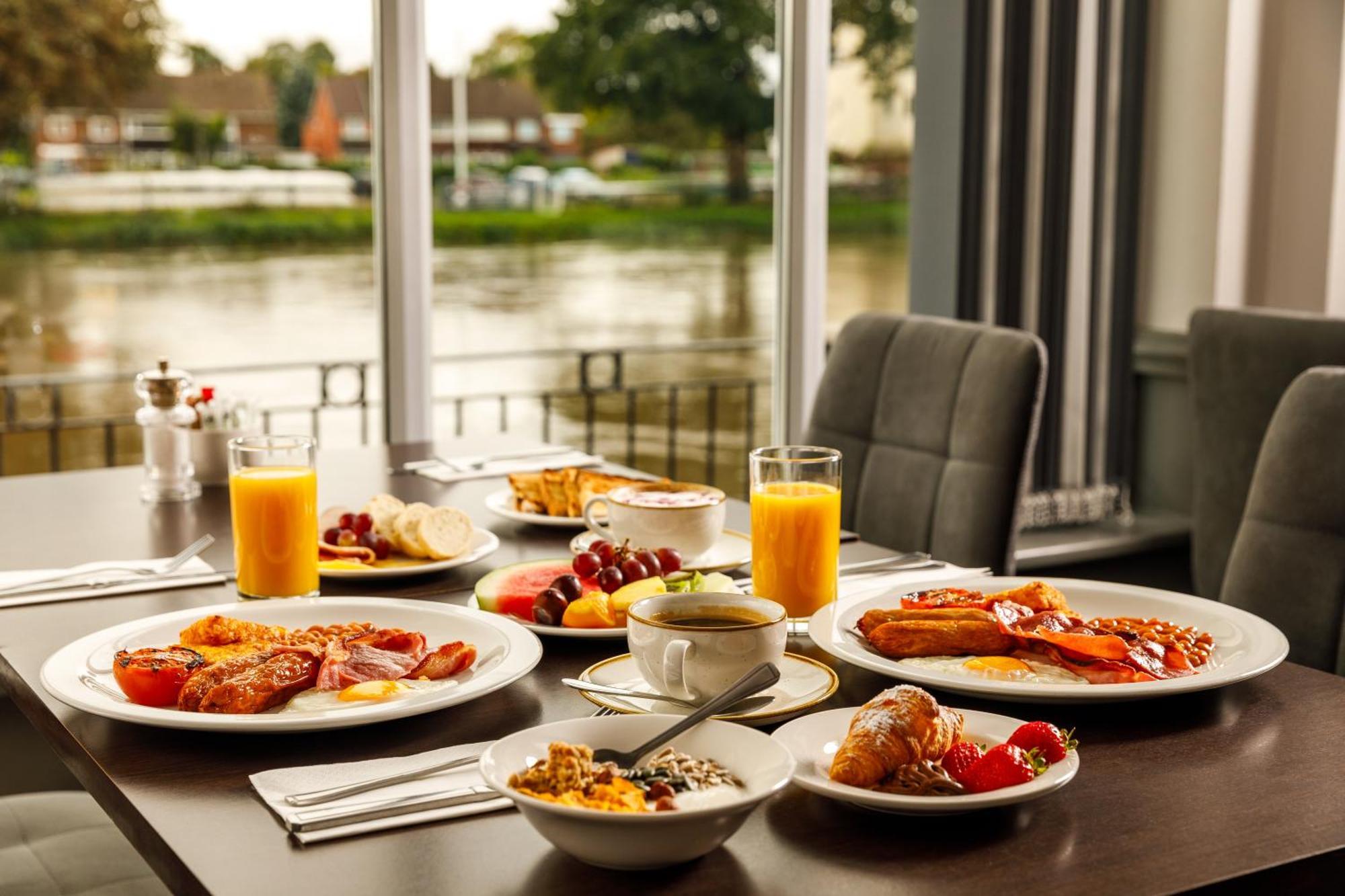 Sunday London Staines-Upon-Thames Heathrow T5 Hotel Bagian luar foto
