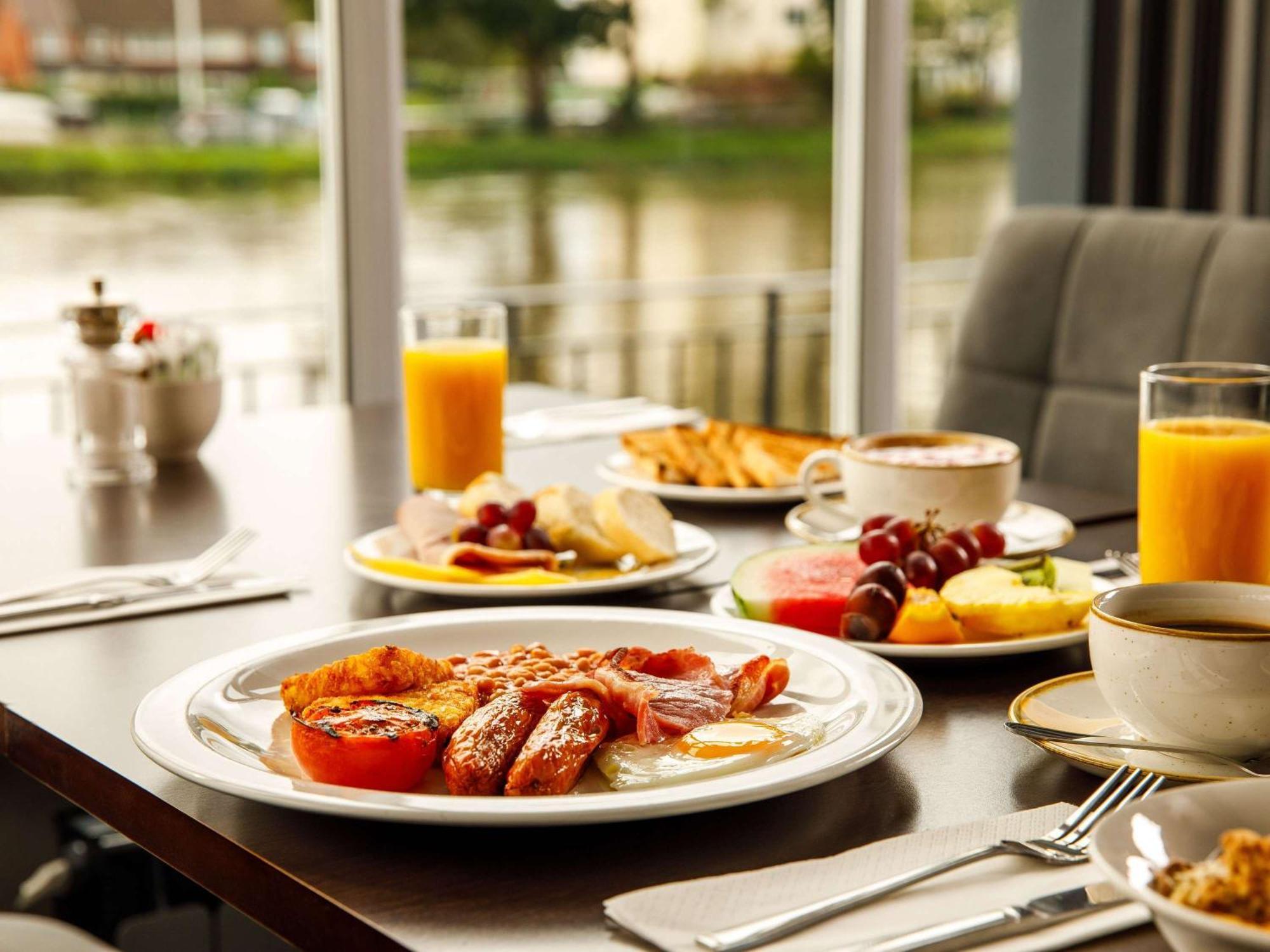 Sunday London Staines-Upon-Thames Heathrow T5 Hotel Bagian luar foto
