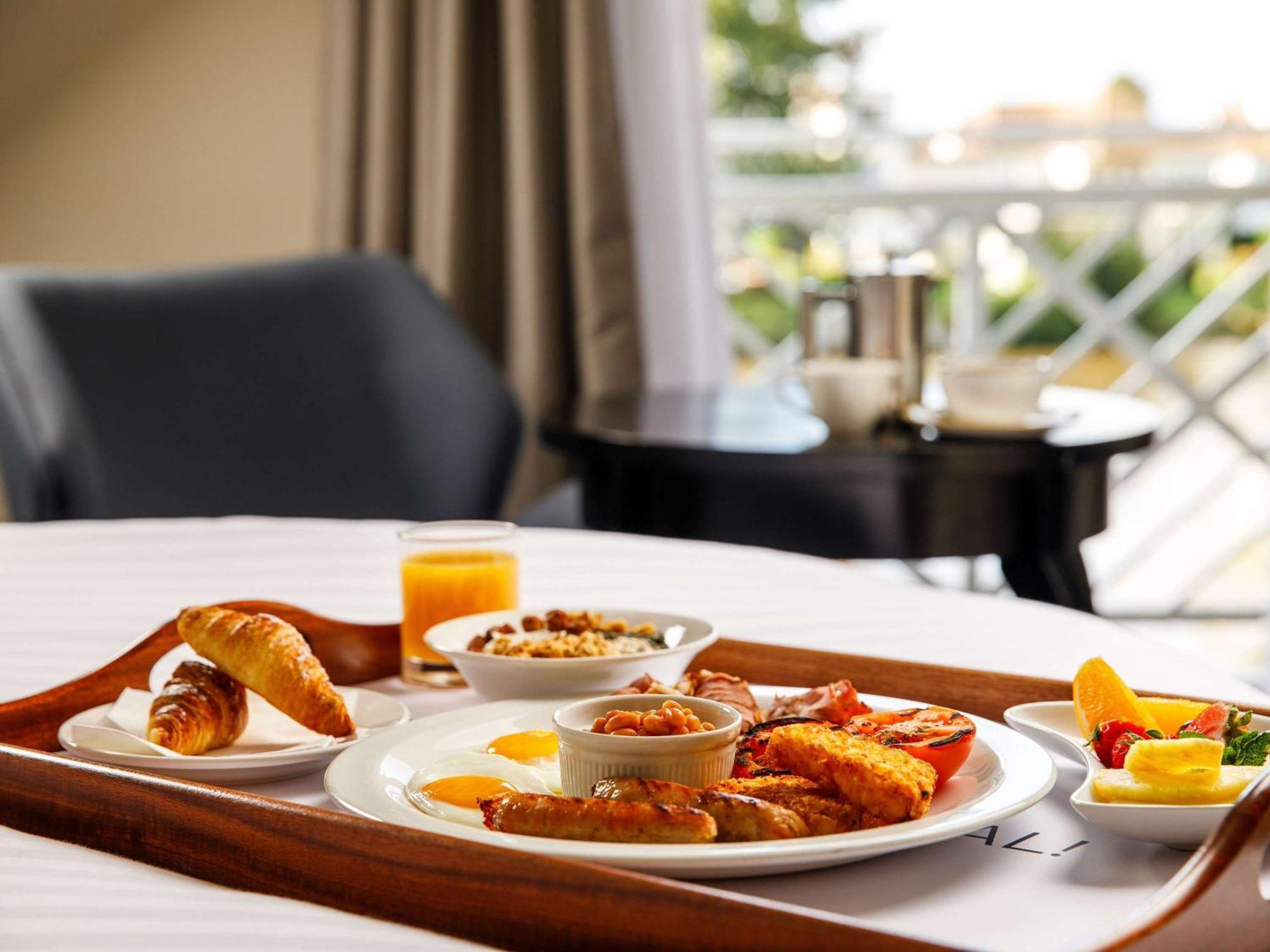 Sunday London Staines-Upon-Thames Heathrow T5 Hotel Bagian luar foto