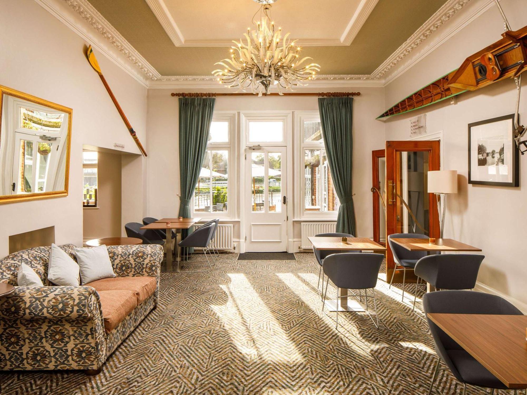 Sunday London Staines-Upon-Thames Heathrow T5 Hotel Bagian luar foto