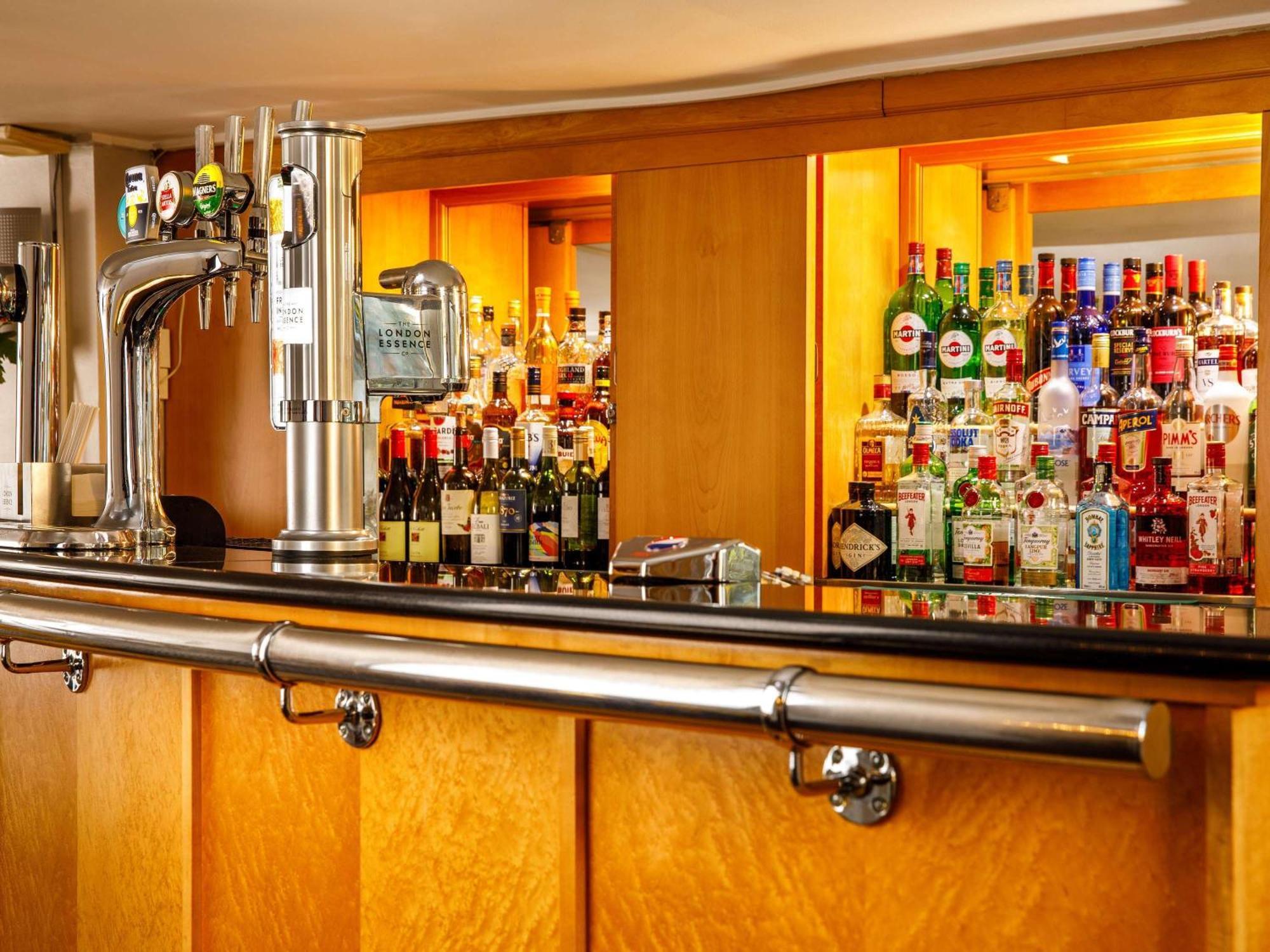 Sunday London Staines-Upon-Thames Heathrow T5 Hotel Bagian luar foto