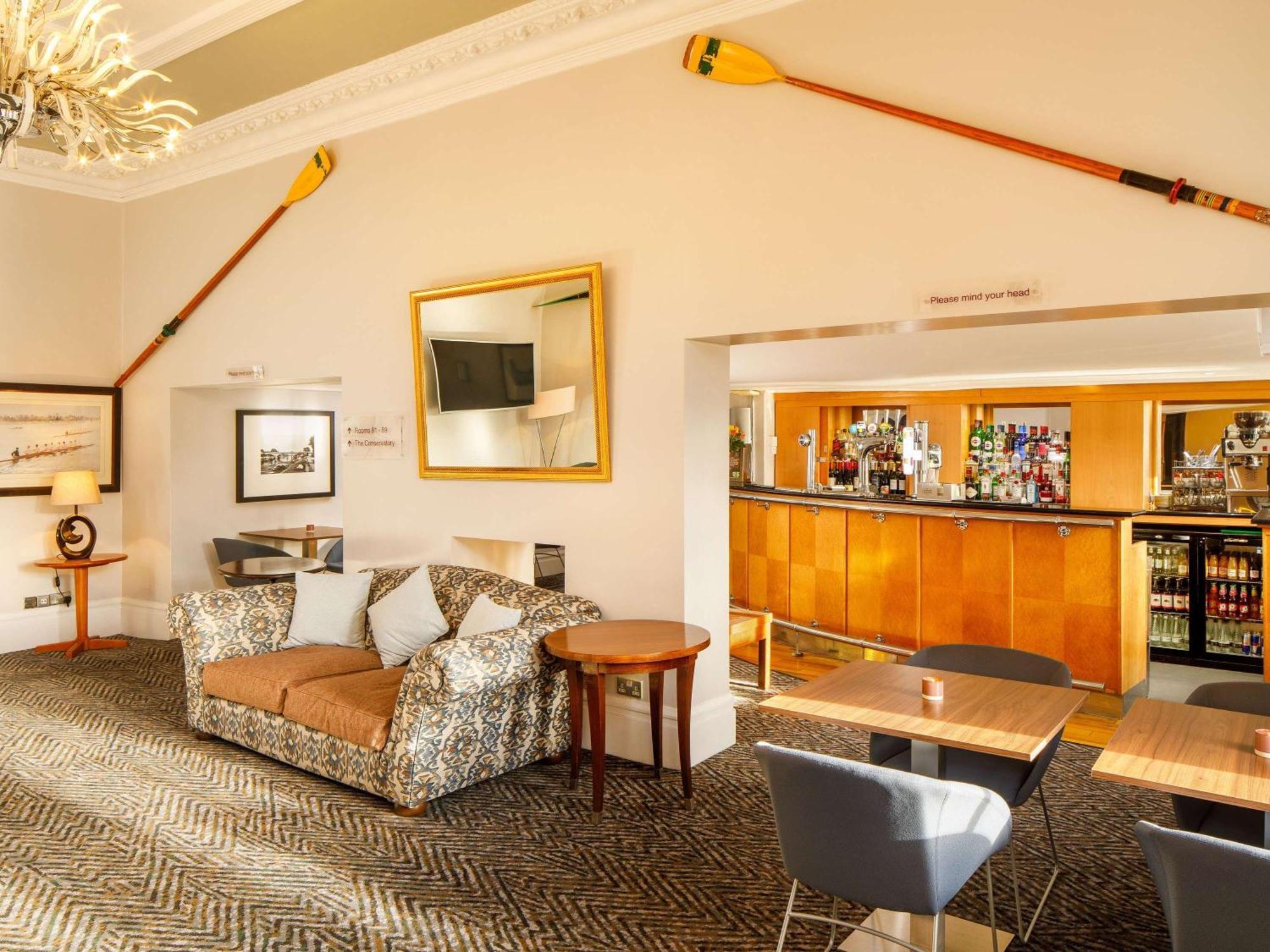 Sunday London Staines-Upon-Thames Heathrow T5 Hotel Bagian luar foto