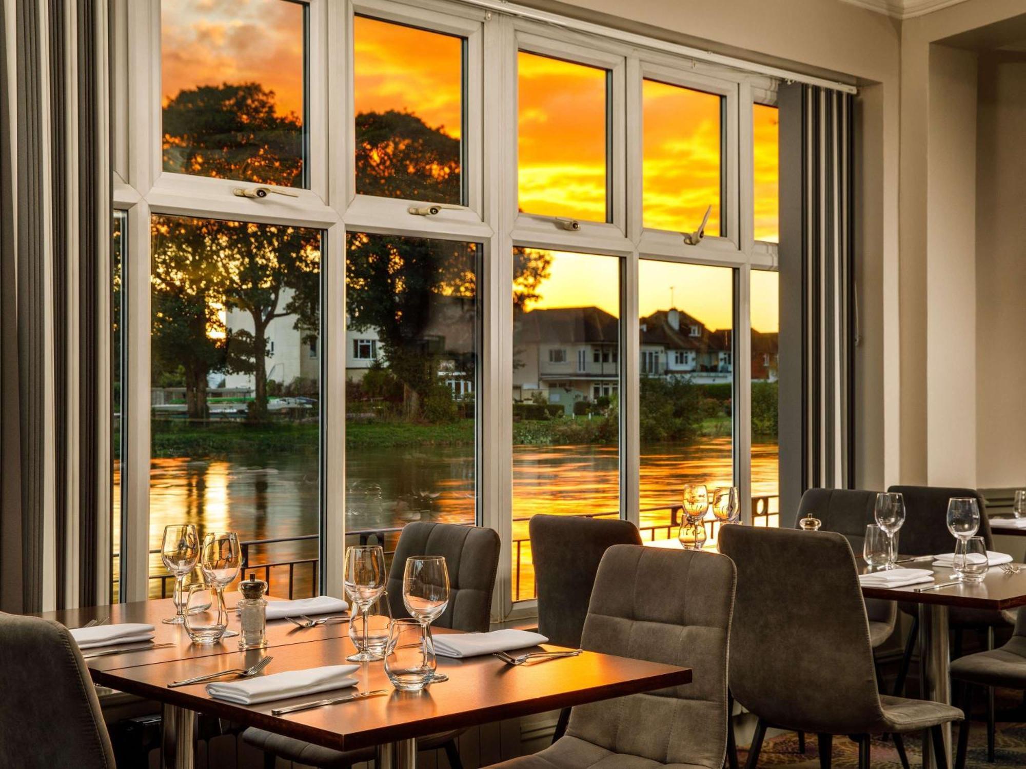 Sunday London Staines-Upon-Thames Heathrow T5 Hotel Bagian luar foto