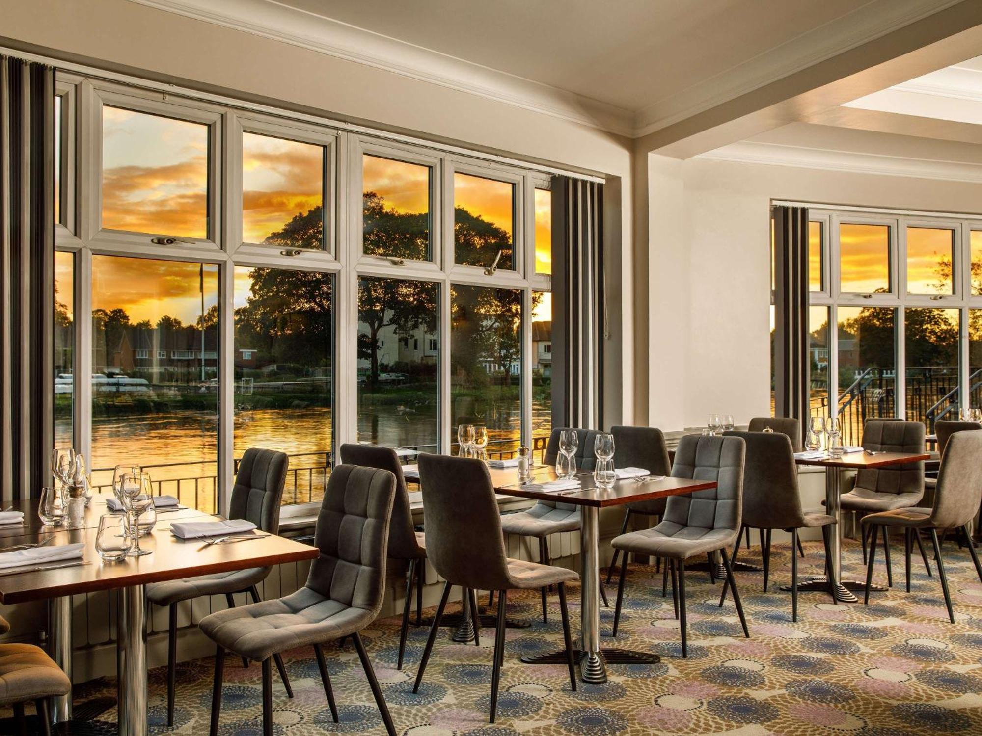 Sunday London Staines-Upon-Thames Heathrow T5 Hotel Bagian luar foto