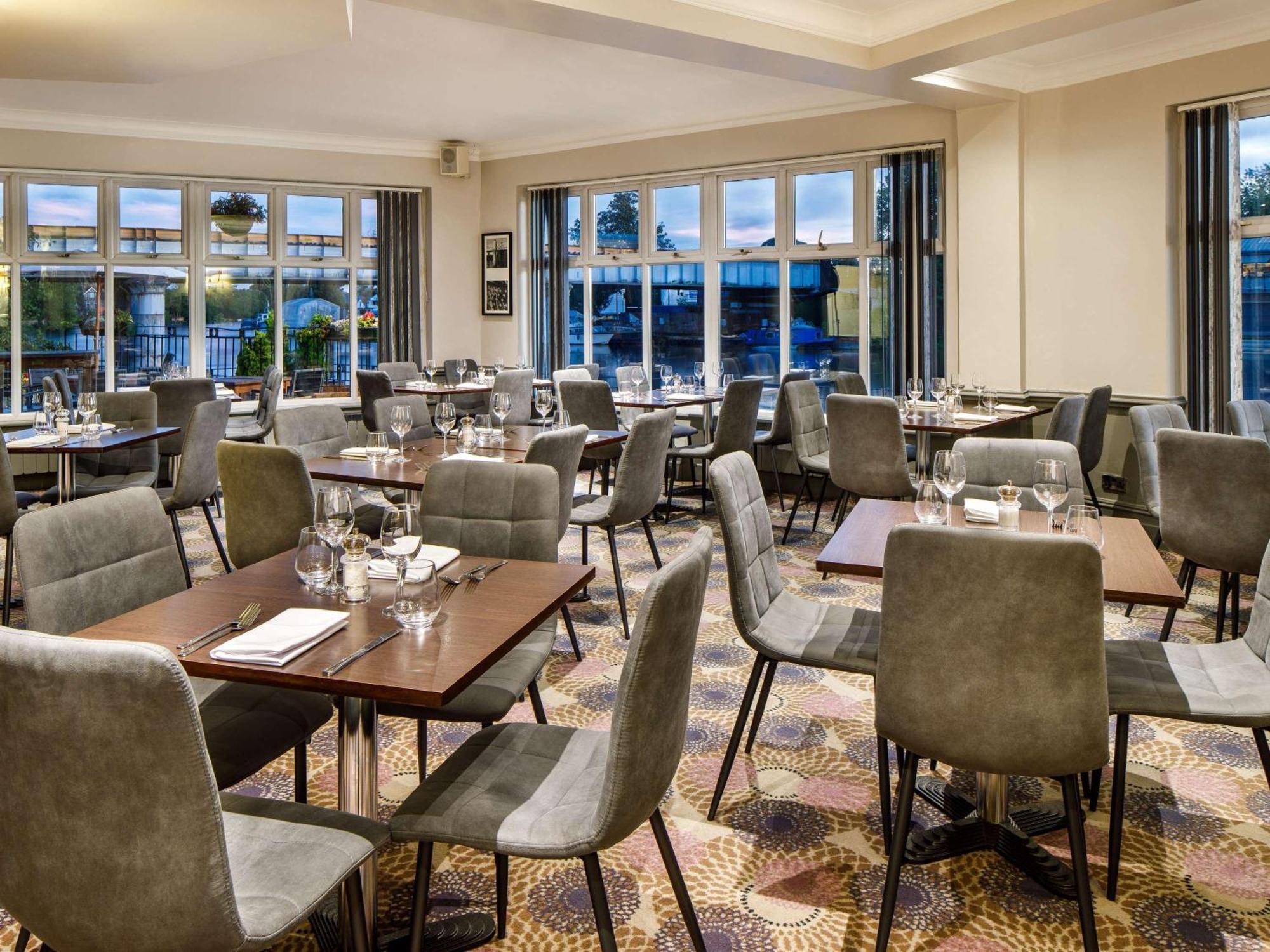 Sunday London Staines-Upon-Thames Heathrow T5 Hotel Bagian luar foto
