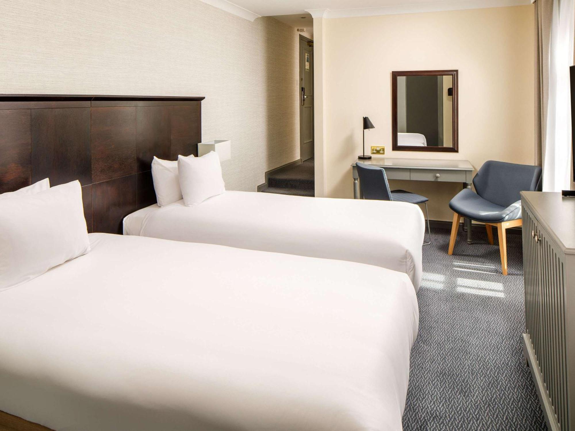 Sunday London Staines-Upon-Thames Heathrow T5 Hotel Bagian luar foto