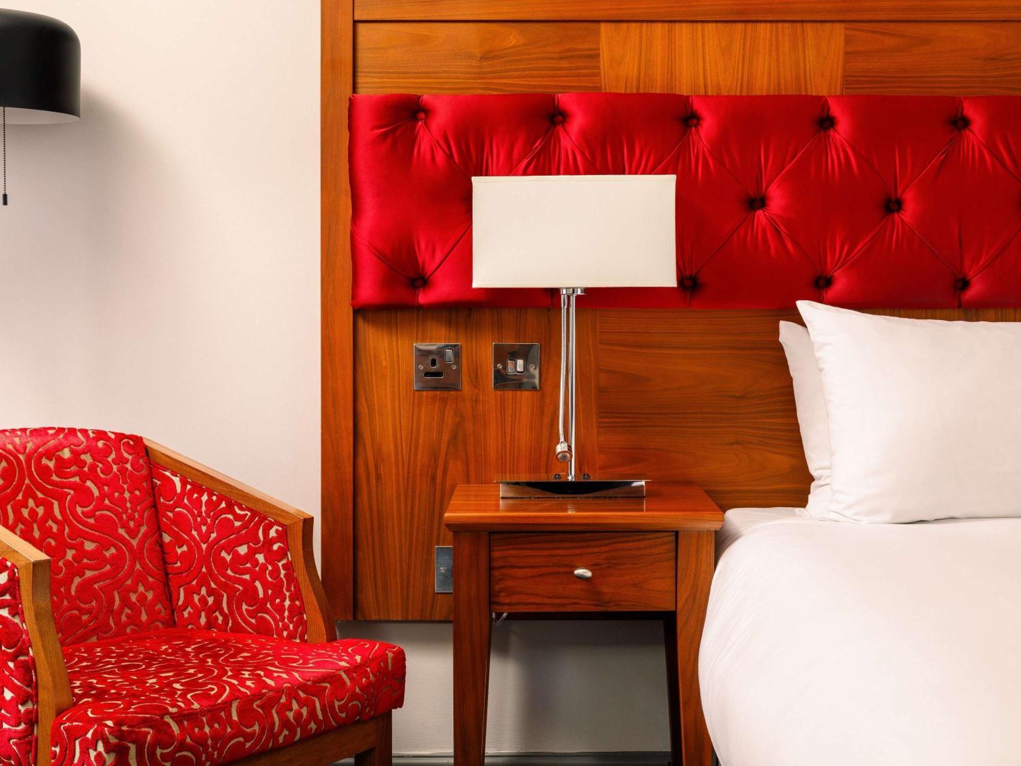 Sunday London Staines-Upon-Thames Heathrow T5 Hotel Bagian luar foto