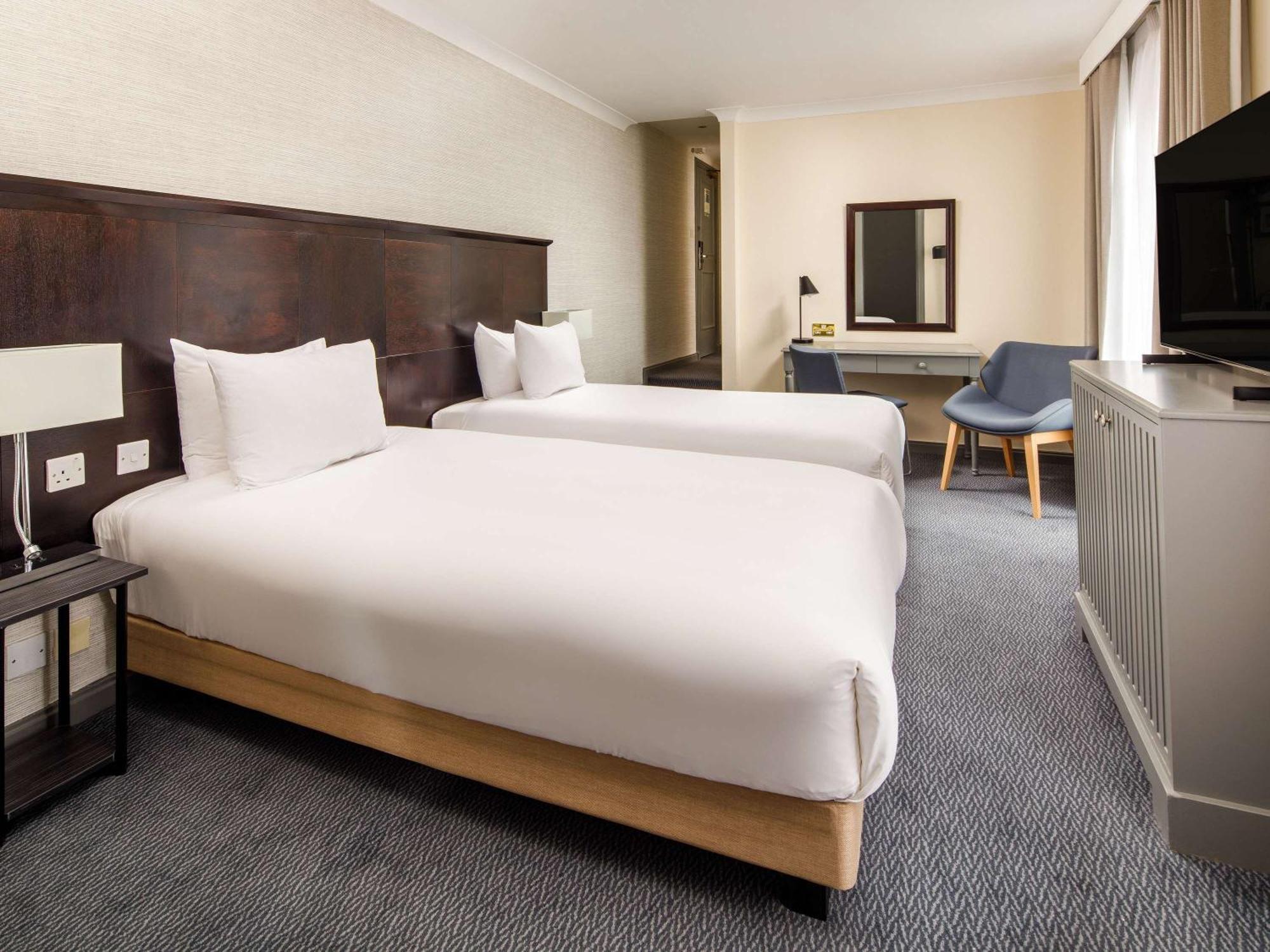 Sunday London Staines-Upon-Thames Heathrow T5 Hotel Bagian luar foto