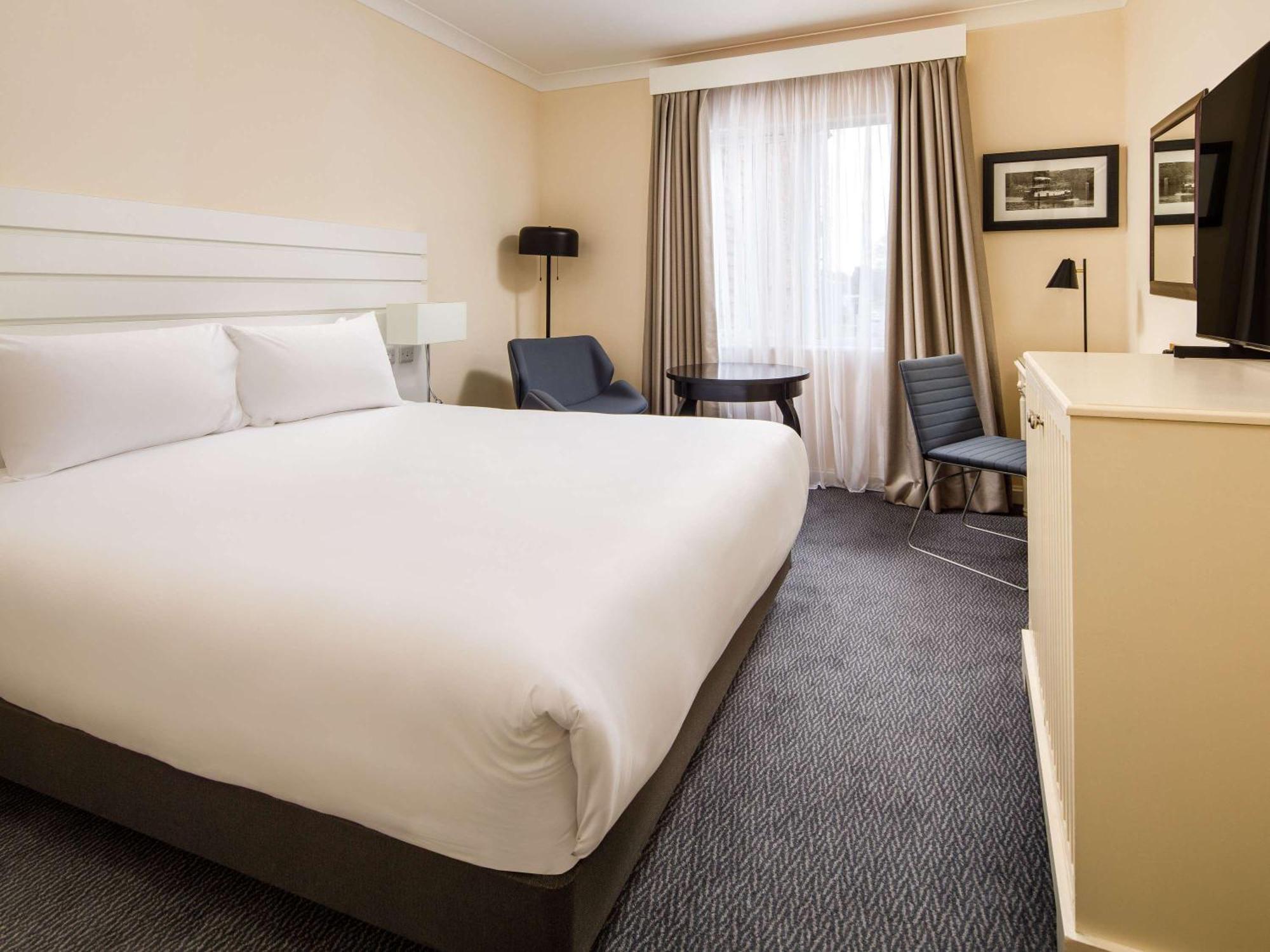 Sunday London Staines-Upon-Thames Heathrow T5 Hotel Bagian luar foto