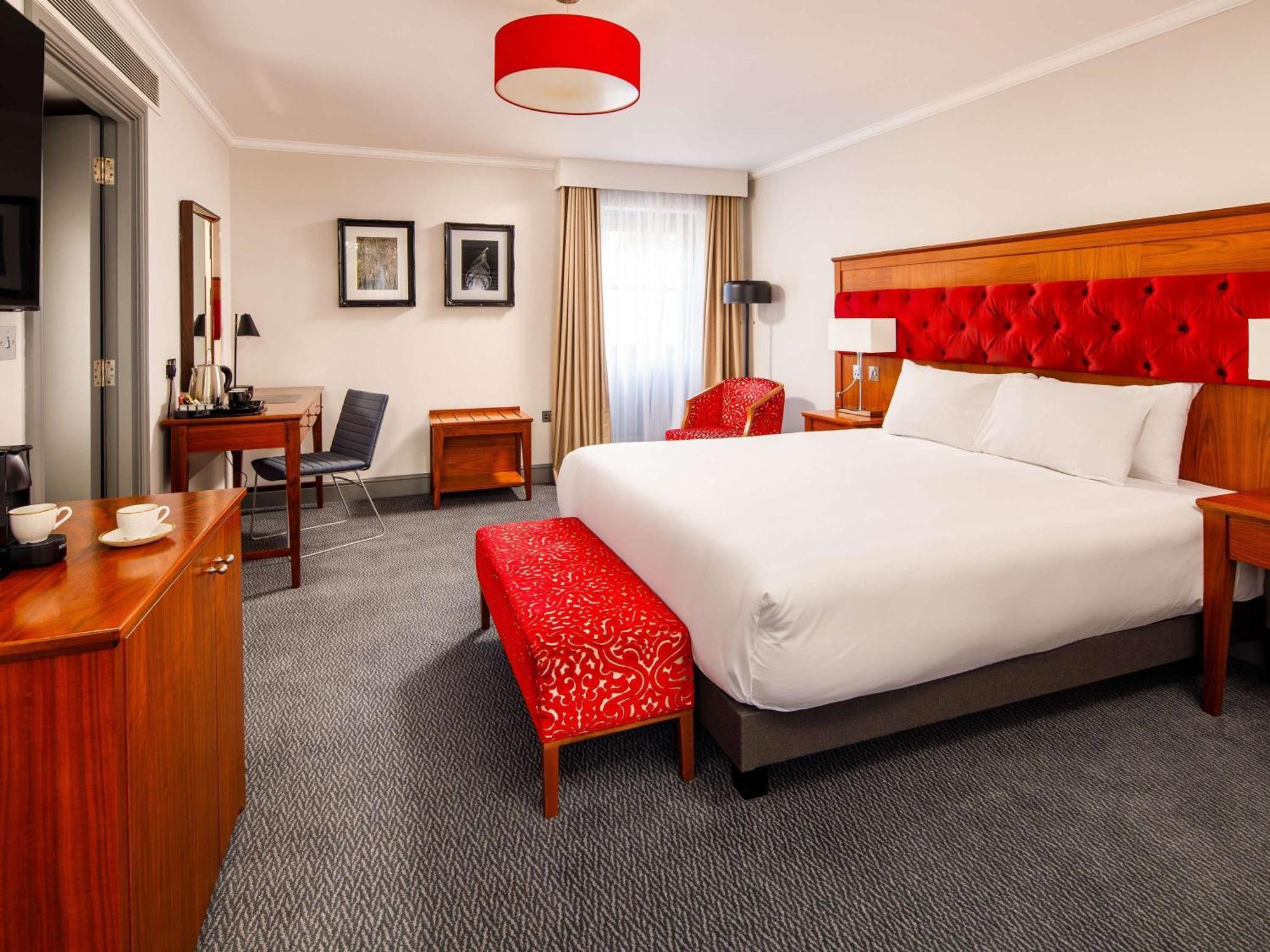 Sunday London Staines-Upon-Thames Heathrow T5 Hotel Bagian luar foto