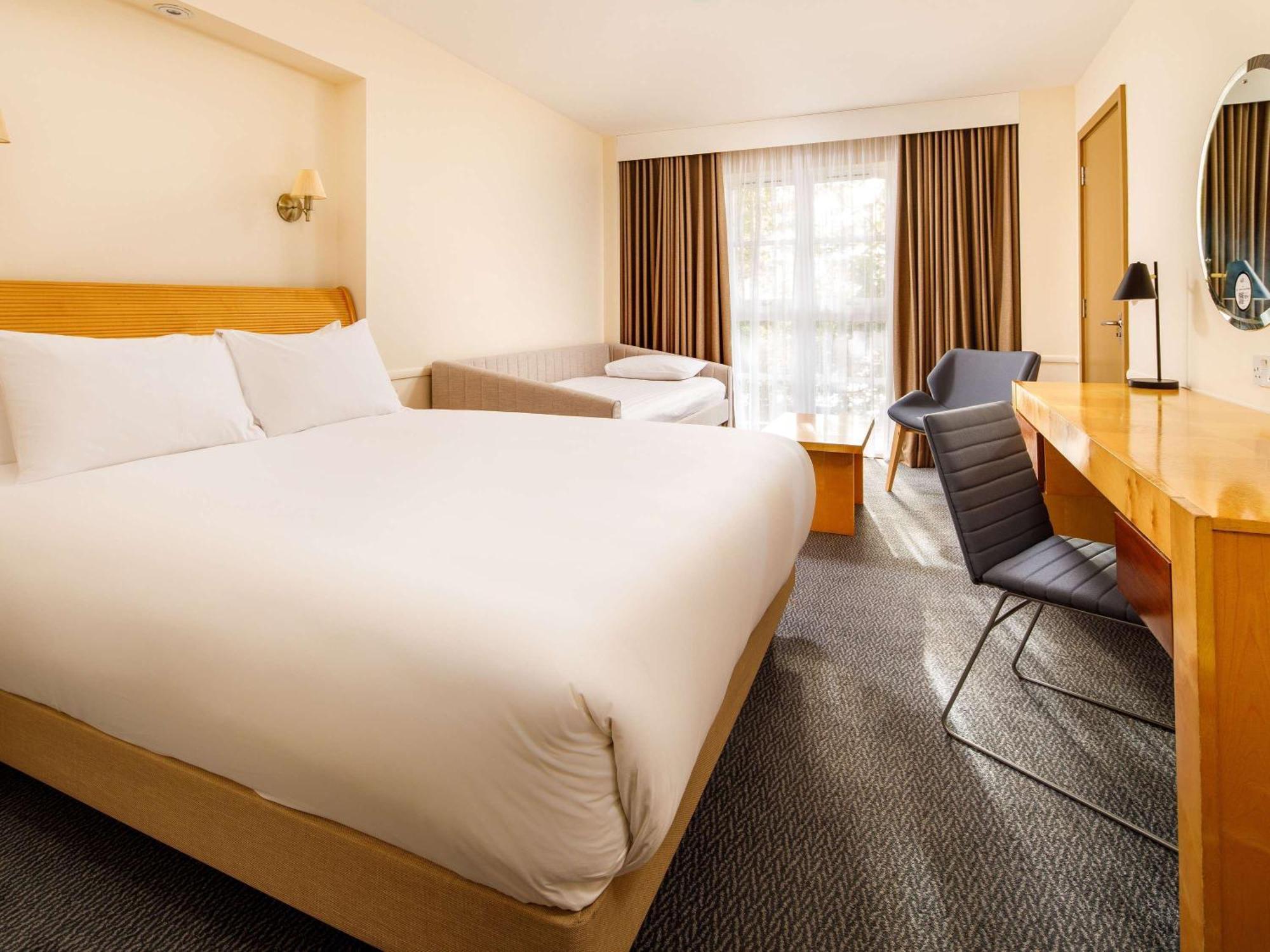 Sunday London Staines-Upon-Thames Heathrow T5 Hotel Bagian luar foto