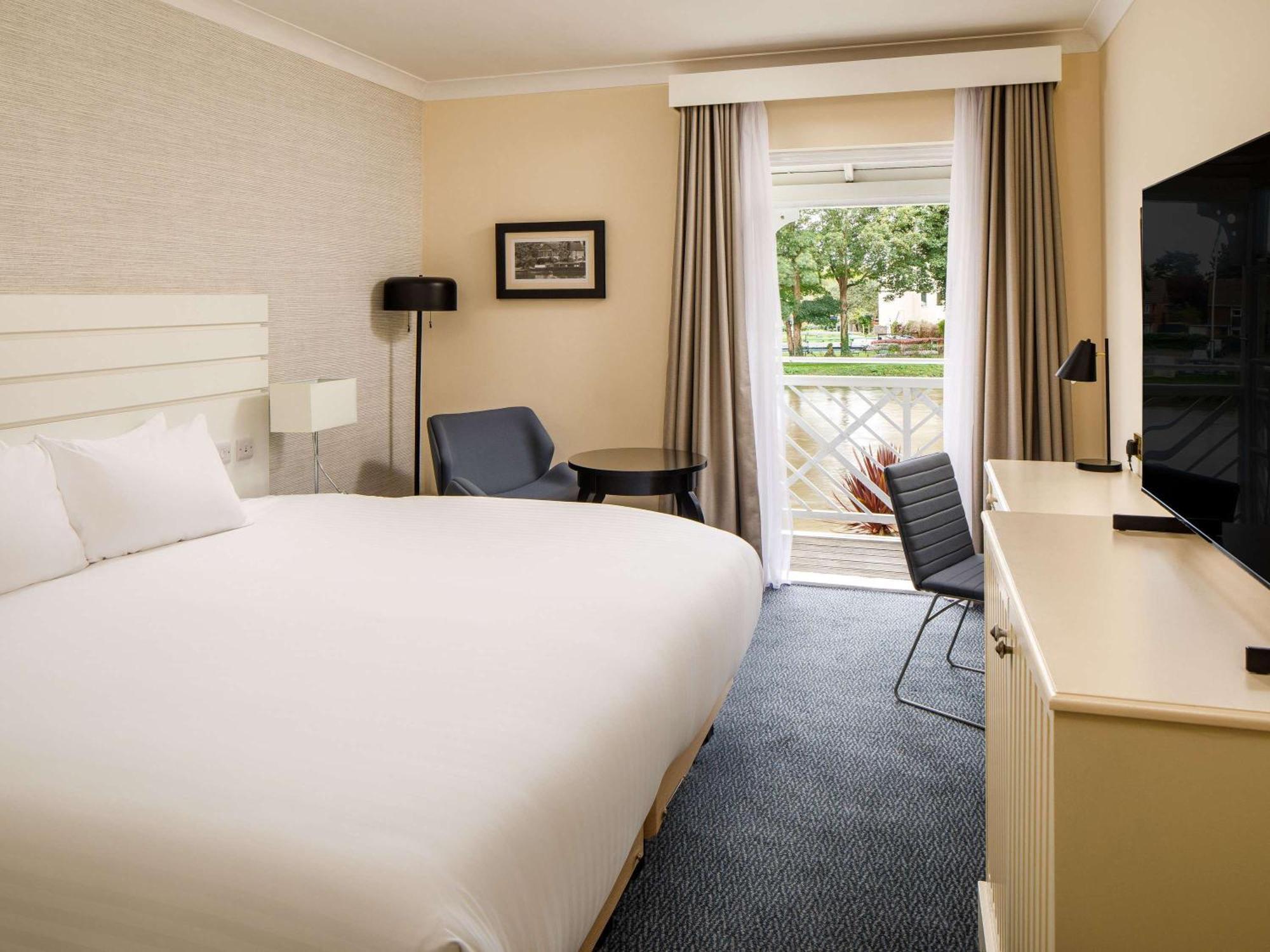 Sunday London Staines-Upon-Thames Heathrow T5 Hotel Bagian luar foto