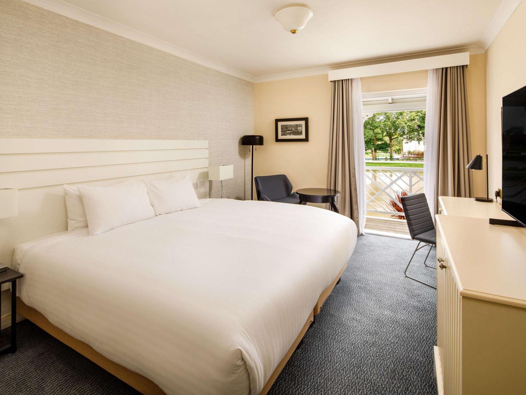 Sunday London Staines-Upon-Thames Heathrow T5 Hotel Bagian luar foto
