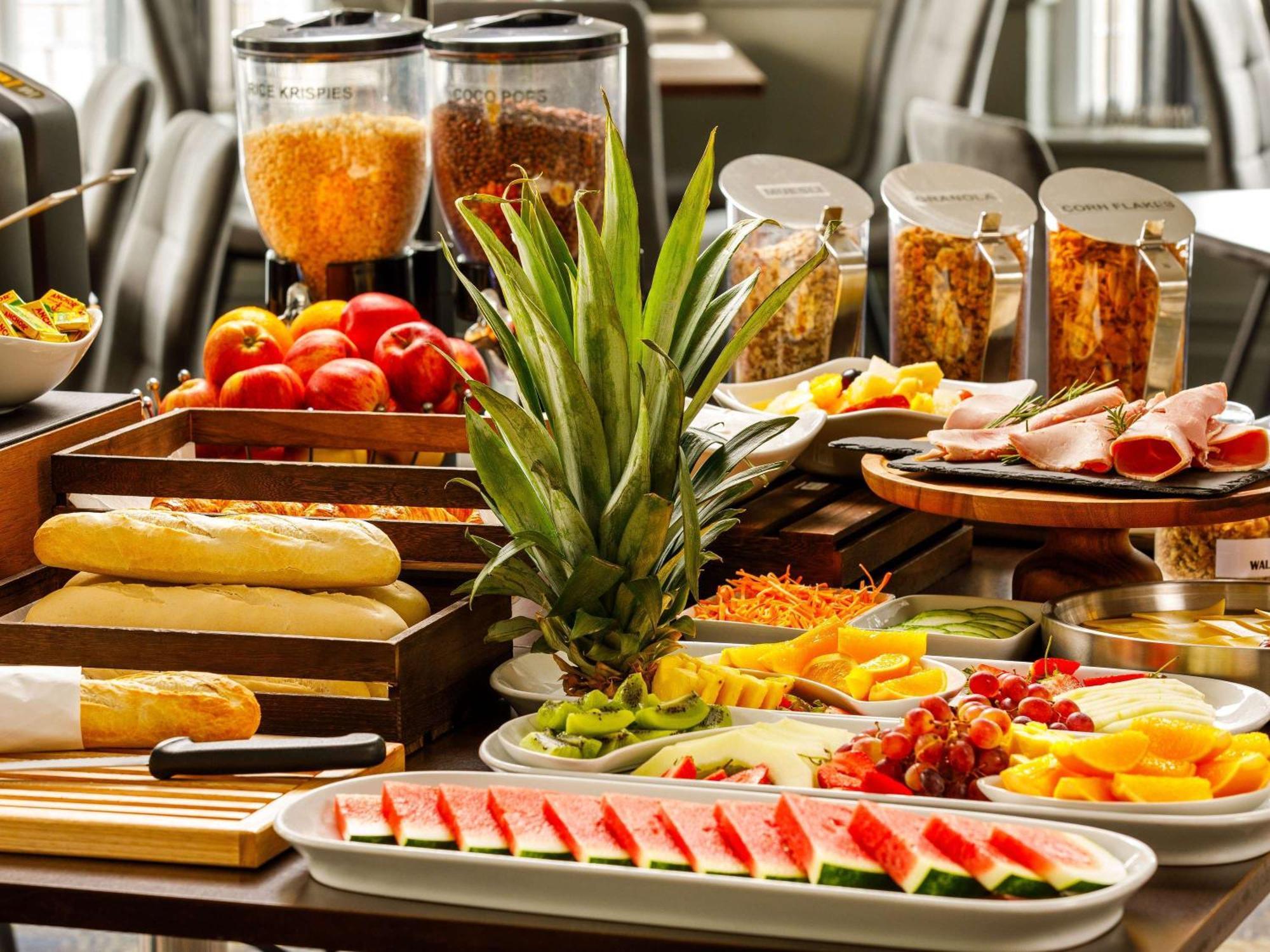 Sunday London Staines-Upon-Thames Heathrow T5 Hotel Bagian luar foto