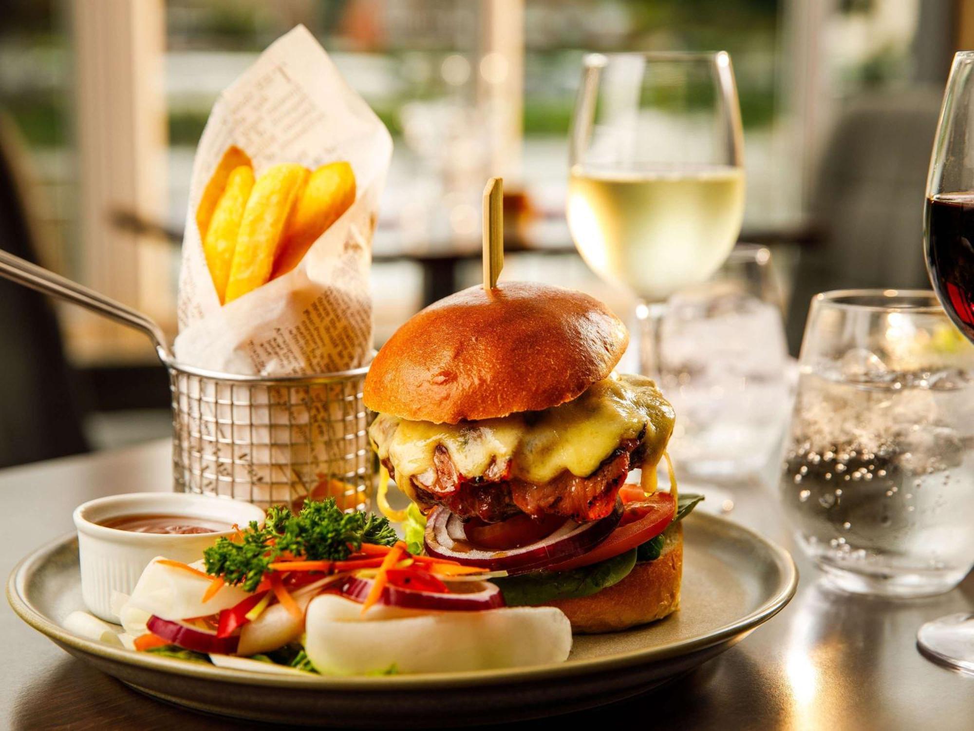 Sunday London Staines-Upon-Thames Heathrow T5 Hotel Bagian luar foto