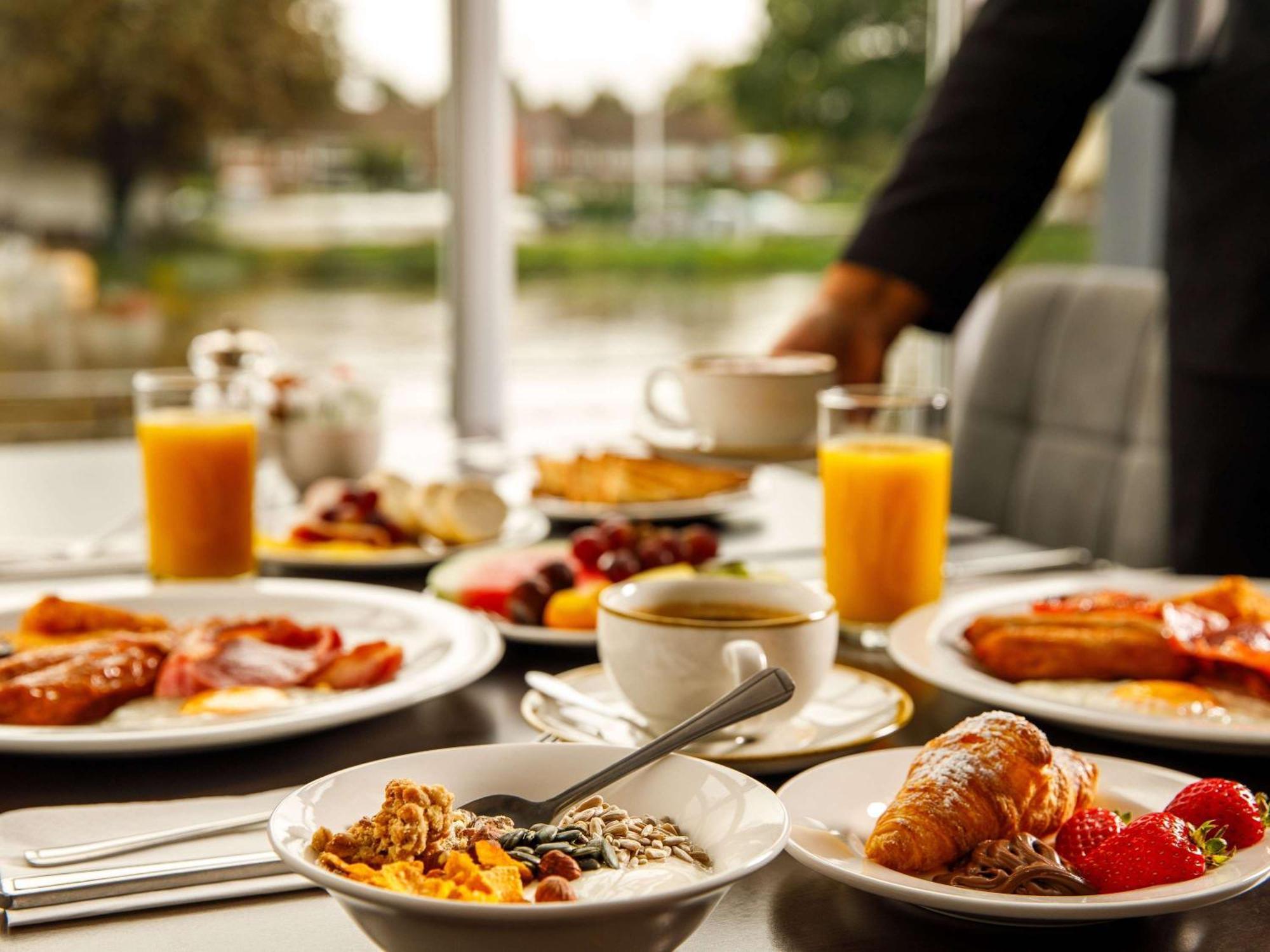 Sunday London Staines-Upon-Thames Heathrow T5 Hotel Bagian luar foto