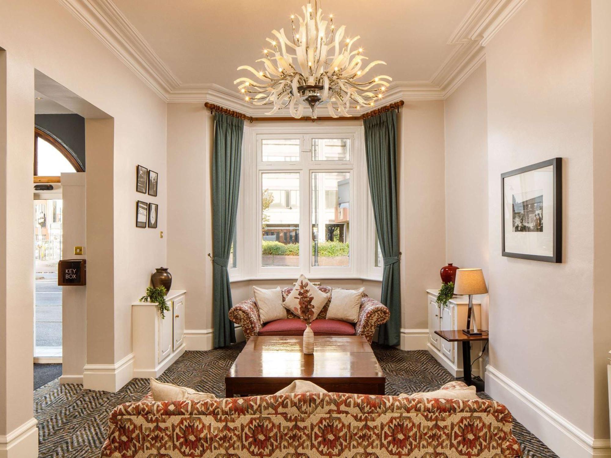 Sunday London Staines-Upon-Thames Heathrow T5 Hotel Bagian luar foto