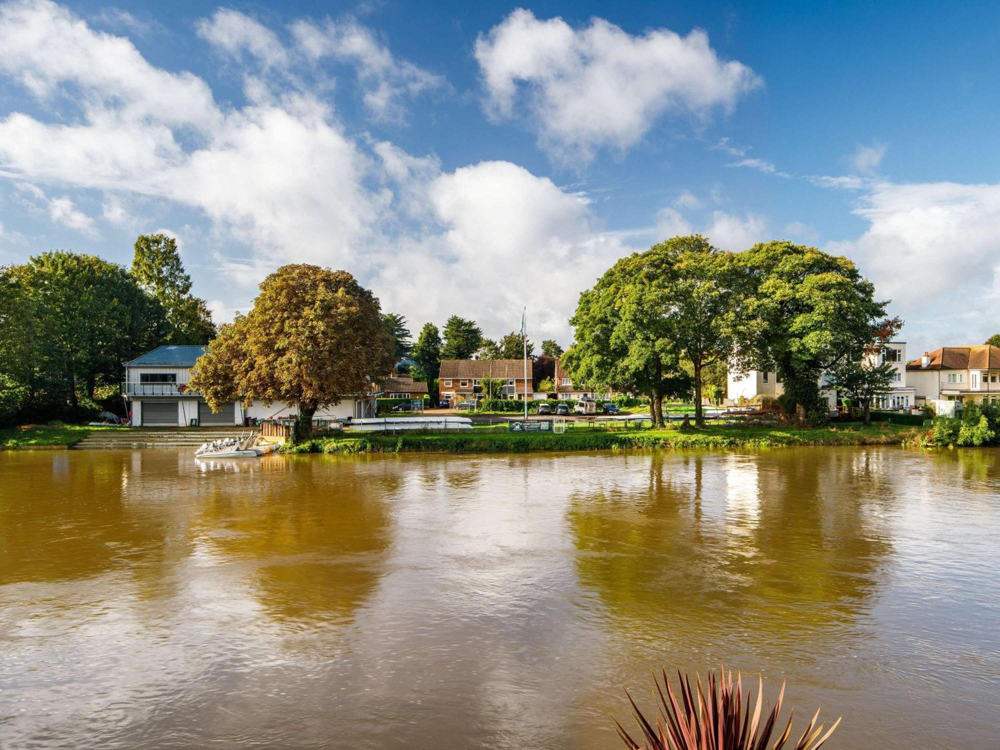 Sunday London Staines-Upon-Thames Heathrow T5 Hotel Bagian luar foto
