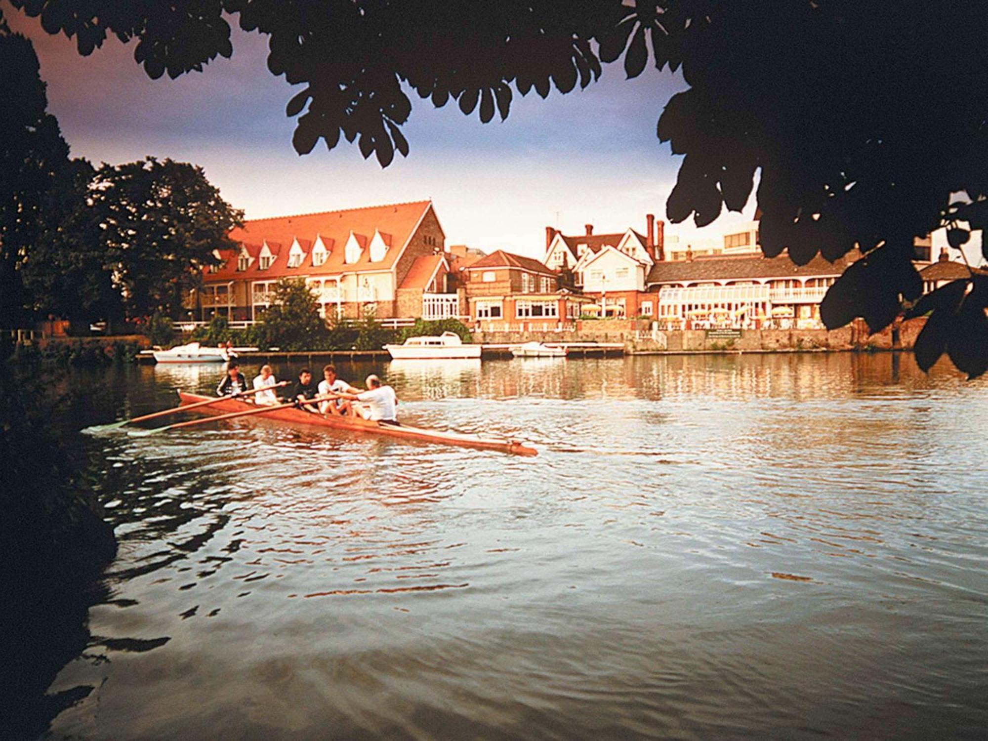 Sunday London Staines-Upon-Thames Heathrow T5 Hotel Bagian luar foto