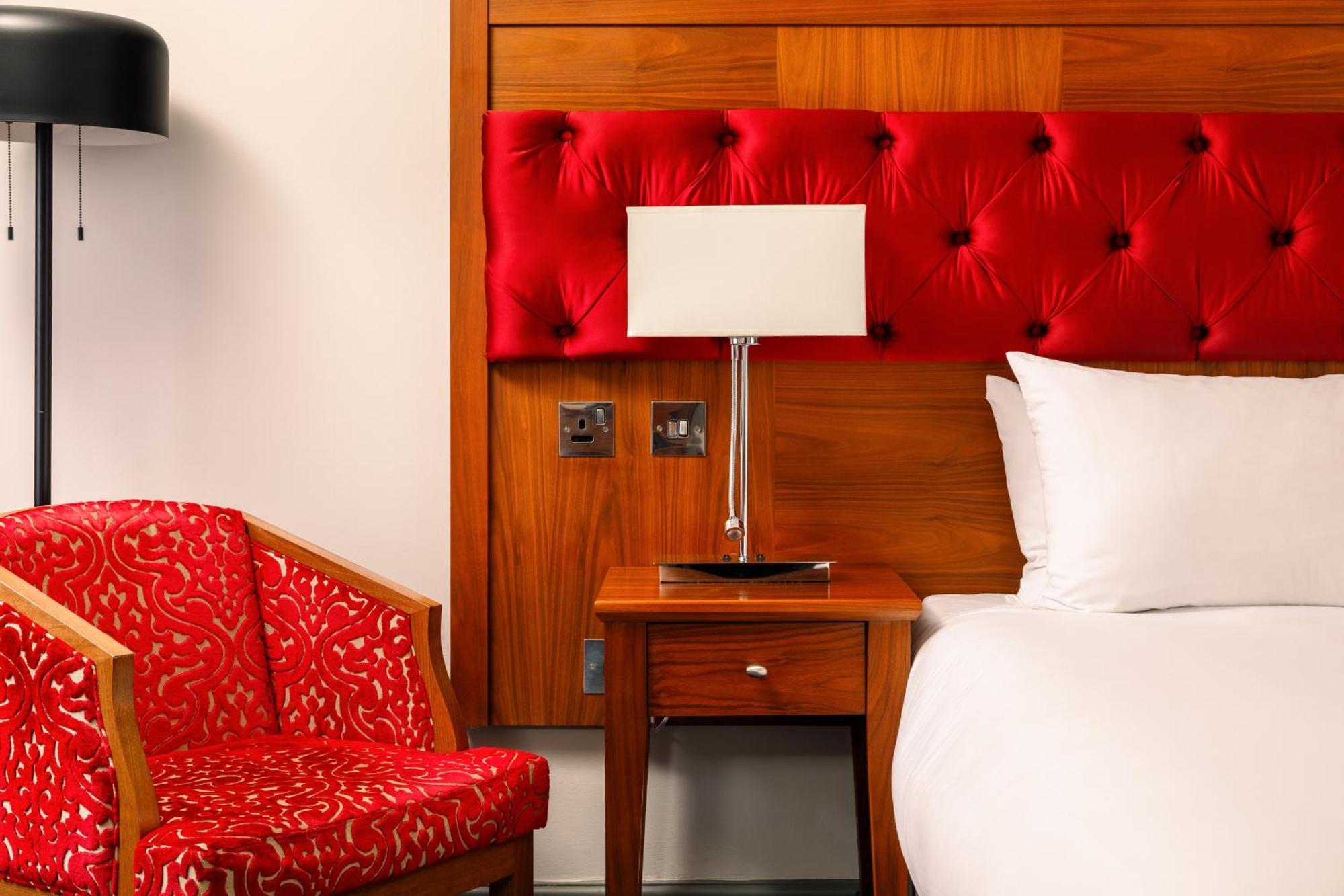 Sunday London Staines-Upon-Thames Heathrow T5 Hotel Bagian luar foto