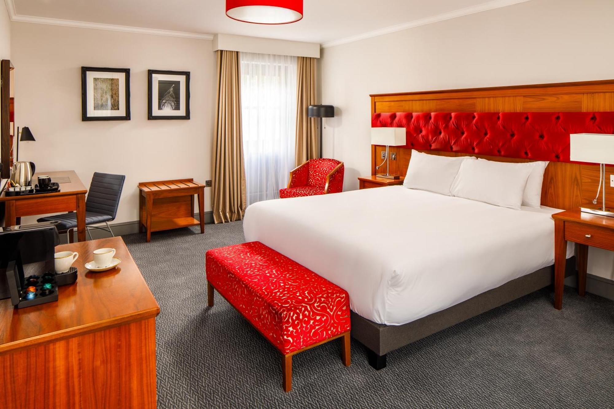 Sunday London Staines-Upon-Thames Heathrow T5 Hotel Bagian luar foto