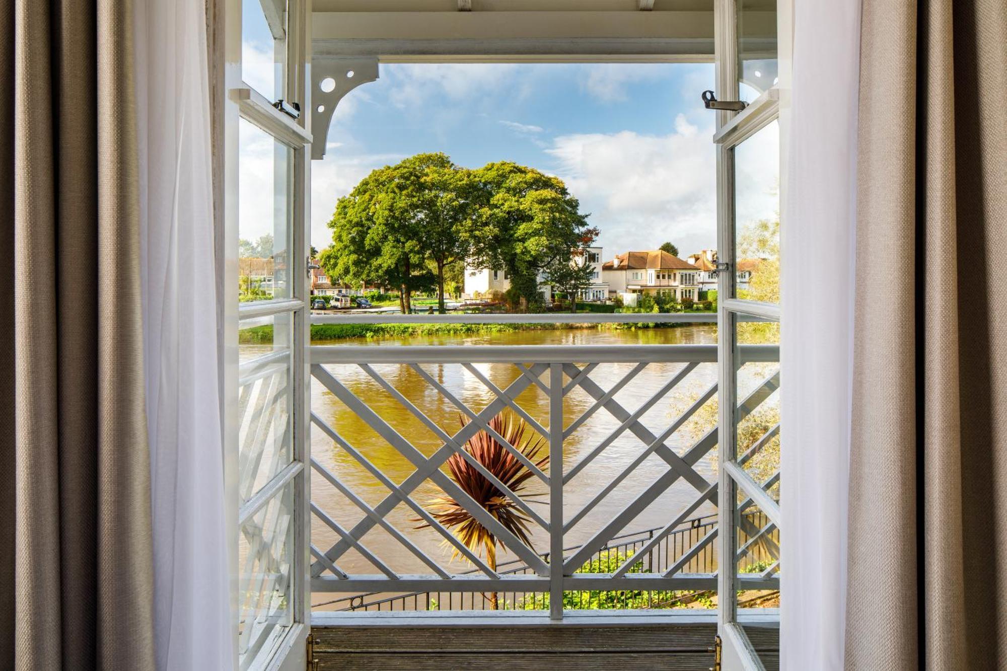 Sunday London Staines-Upon-Thames Heathrow T5 Hotel Bagian luar foto