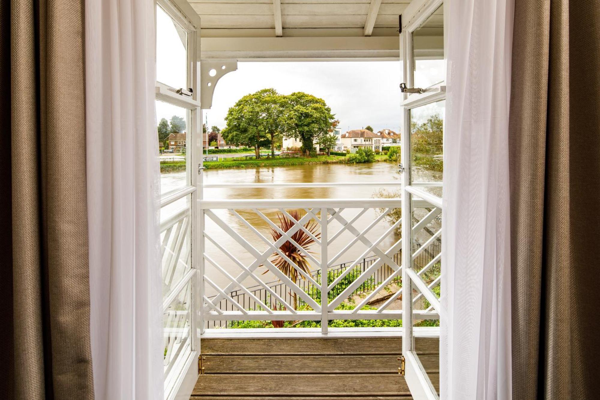 Sunday London Staines-Upon-Thames Heathrow T5 Hotel Bagian luar foto