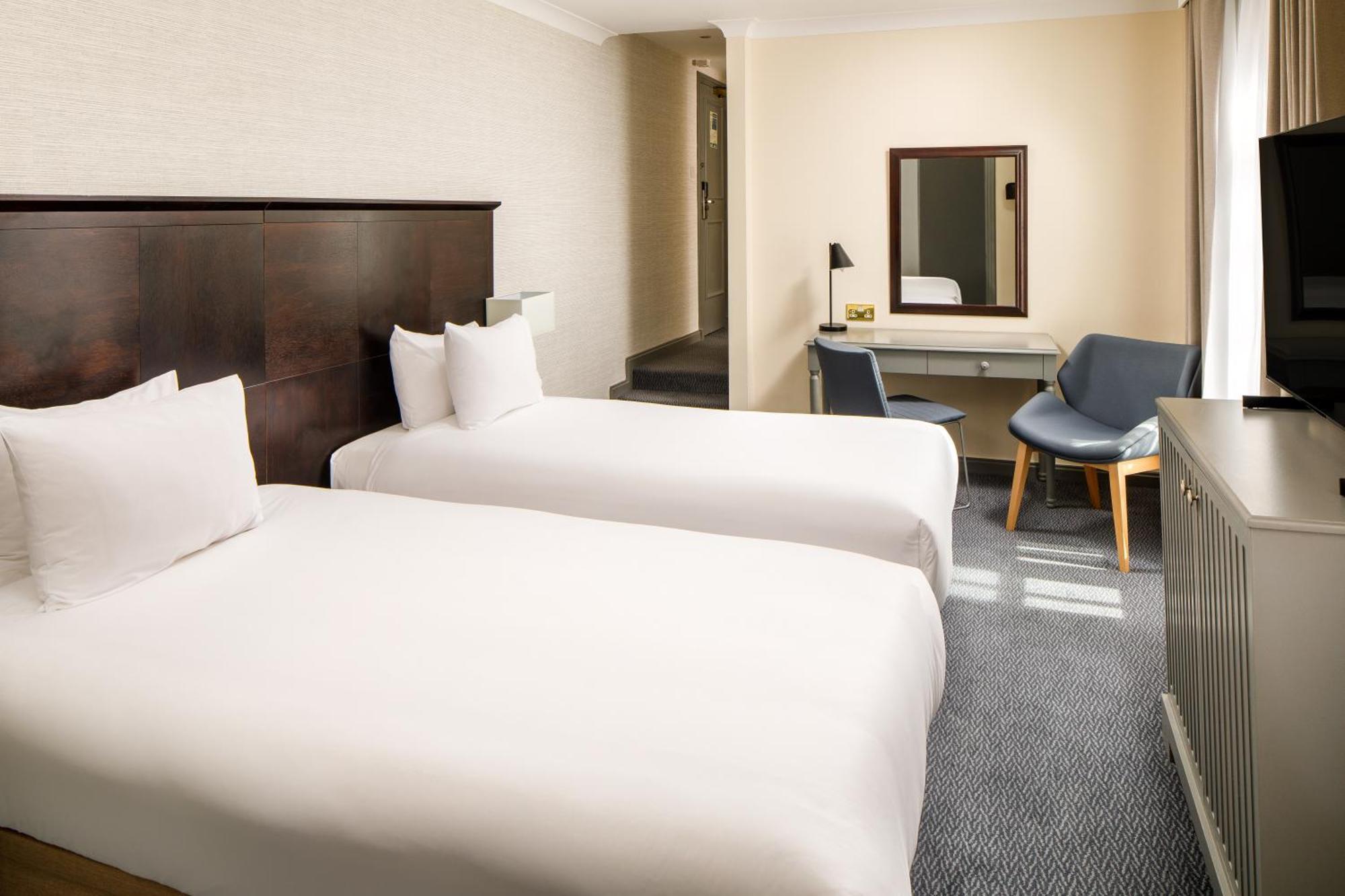Sunday London Staines-Upon-Thames Heathrow T5 Hotel Bagian luar foto