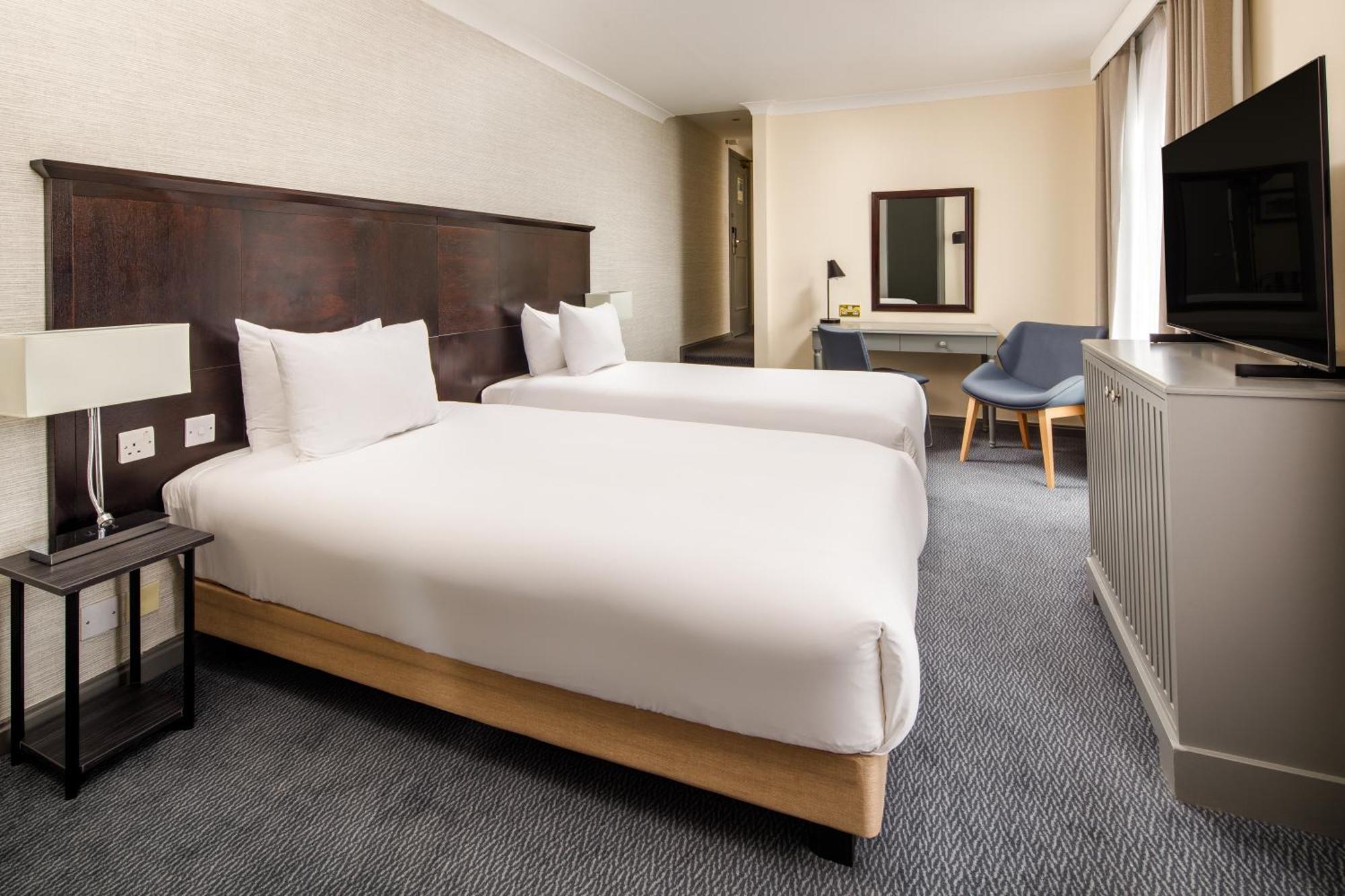 Sunday London Staines-Upon-Thames Heathrow T5 Hotel Bagian luar foto
