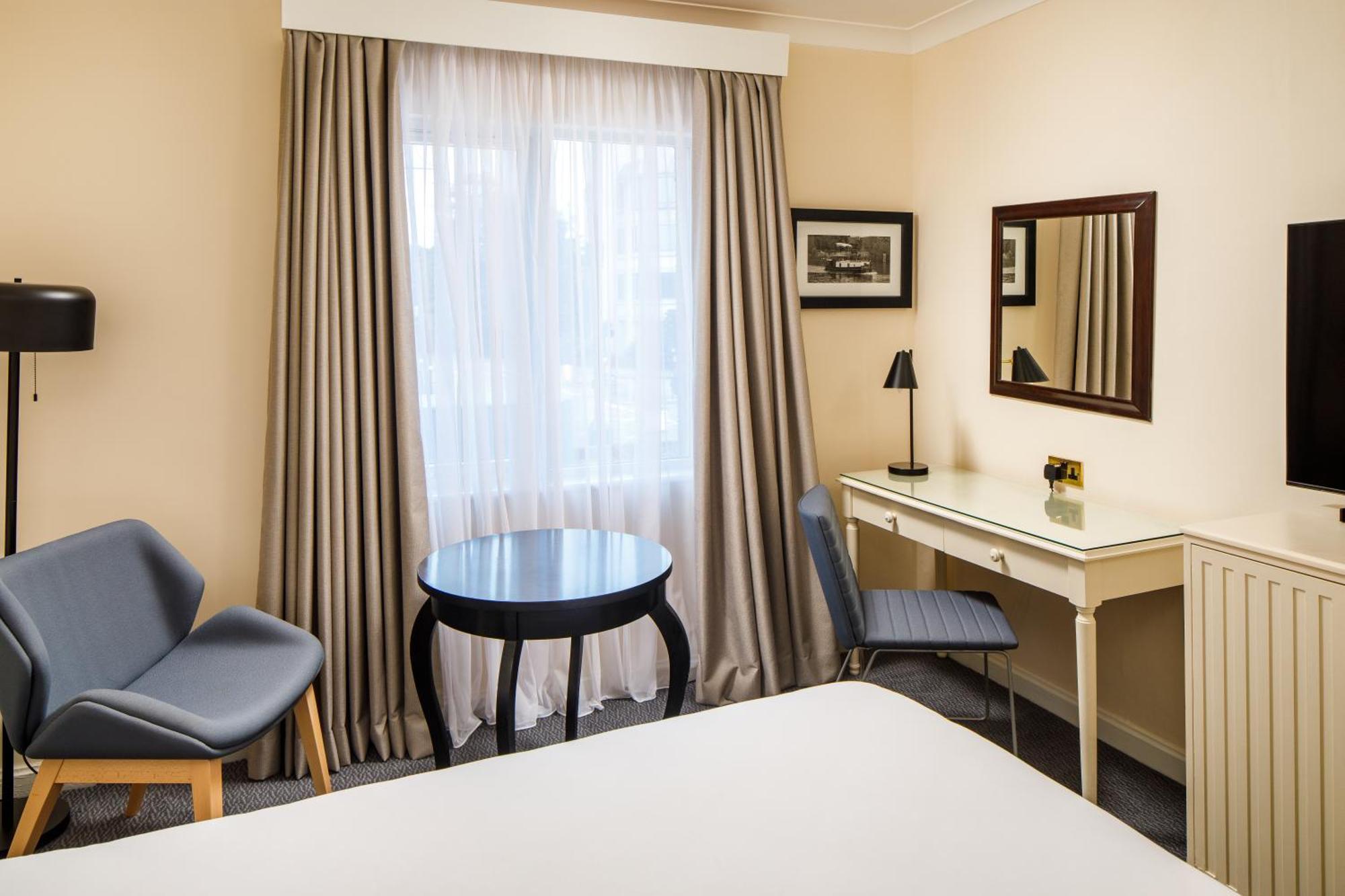 Sunday London Staines-Upon-Thames Heathrow T5 Hotel Bagian luar foto