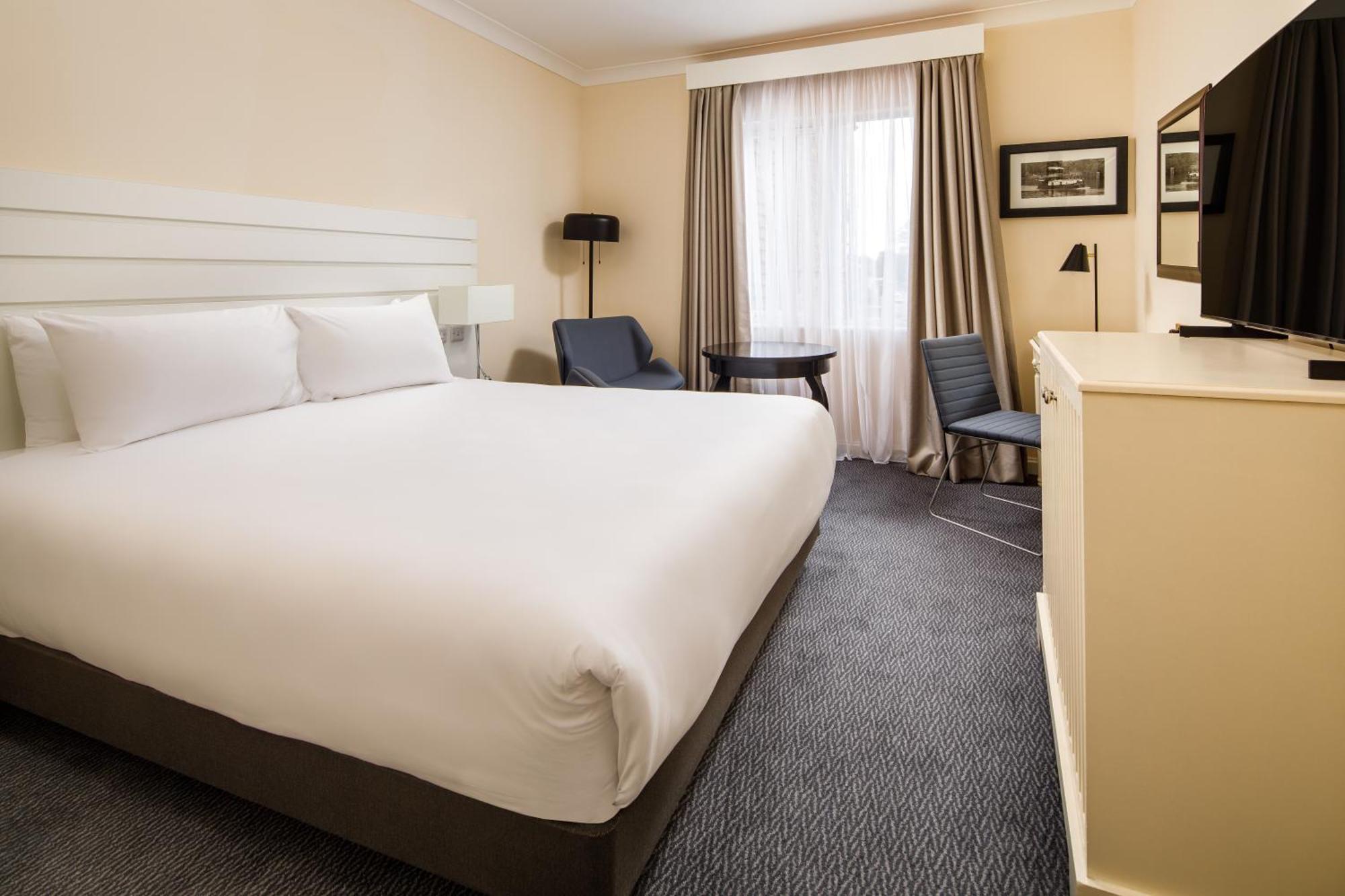 Sunday London Staines-Upon-Thames Heathrow T5 Hotel Bagian luar foto