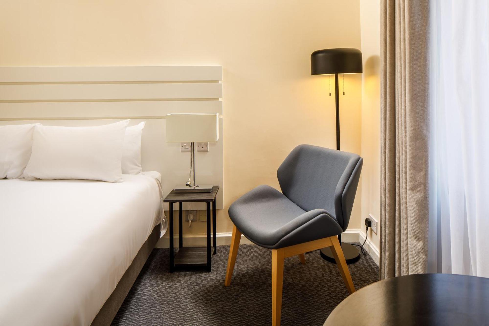 Sunday London Staines-Upon-Thames Heathrow T5 Hotel Bagian luar foto